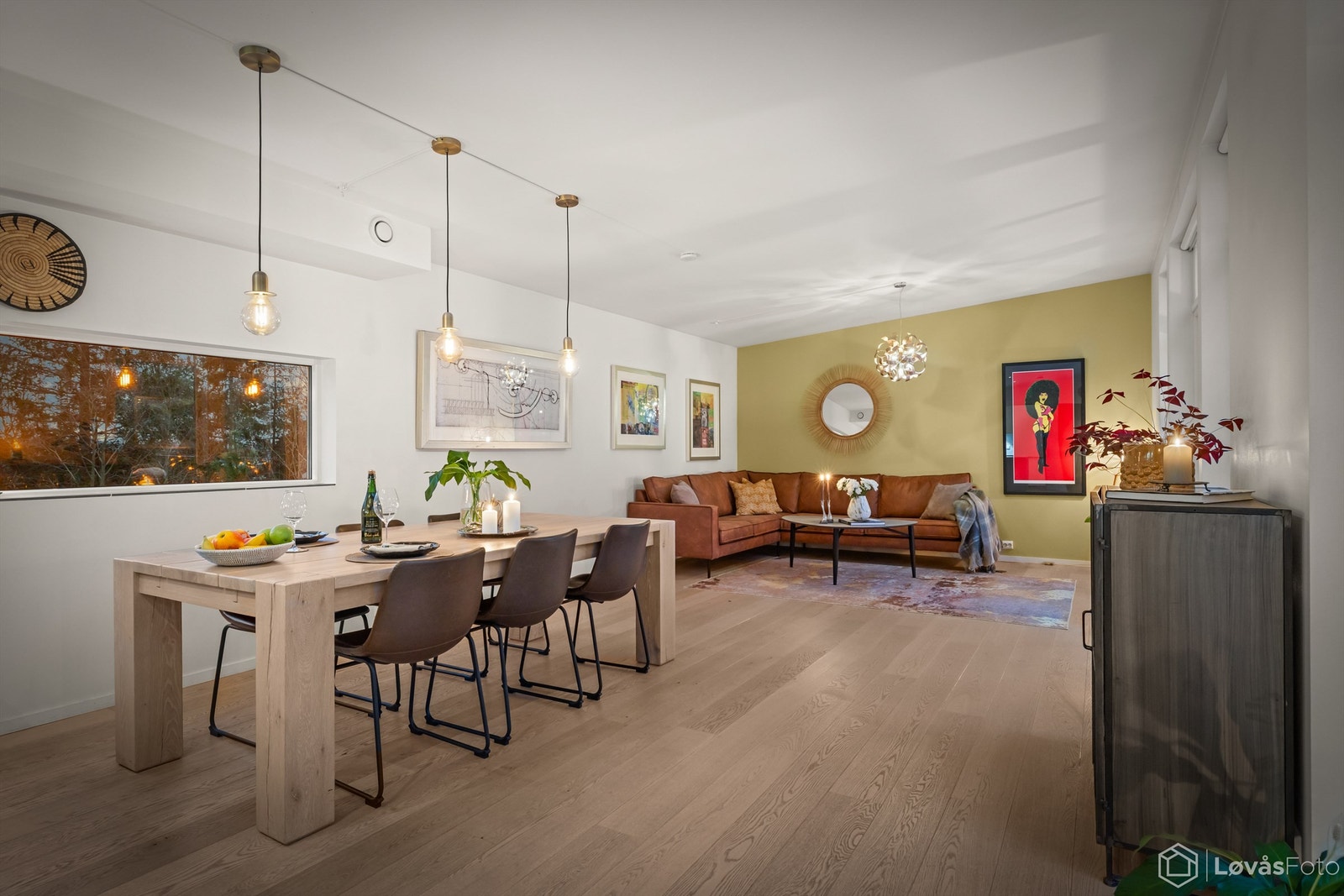 Stuen er enkel å møblere og har god plass til en romslig sofagruppe. Galleribilde