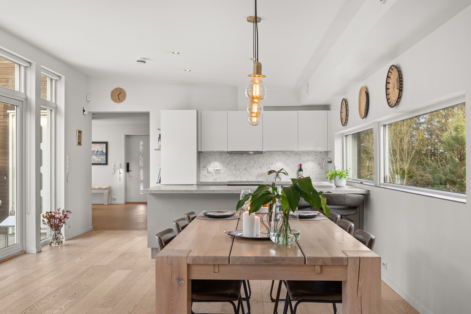 God plass til en stor spisegruppe i direkte tilknytning til kjøkkenet. Galleribilde