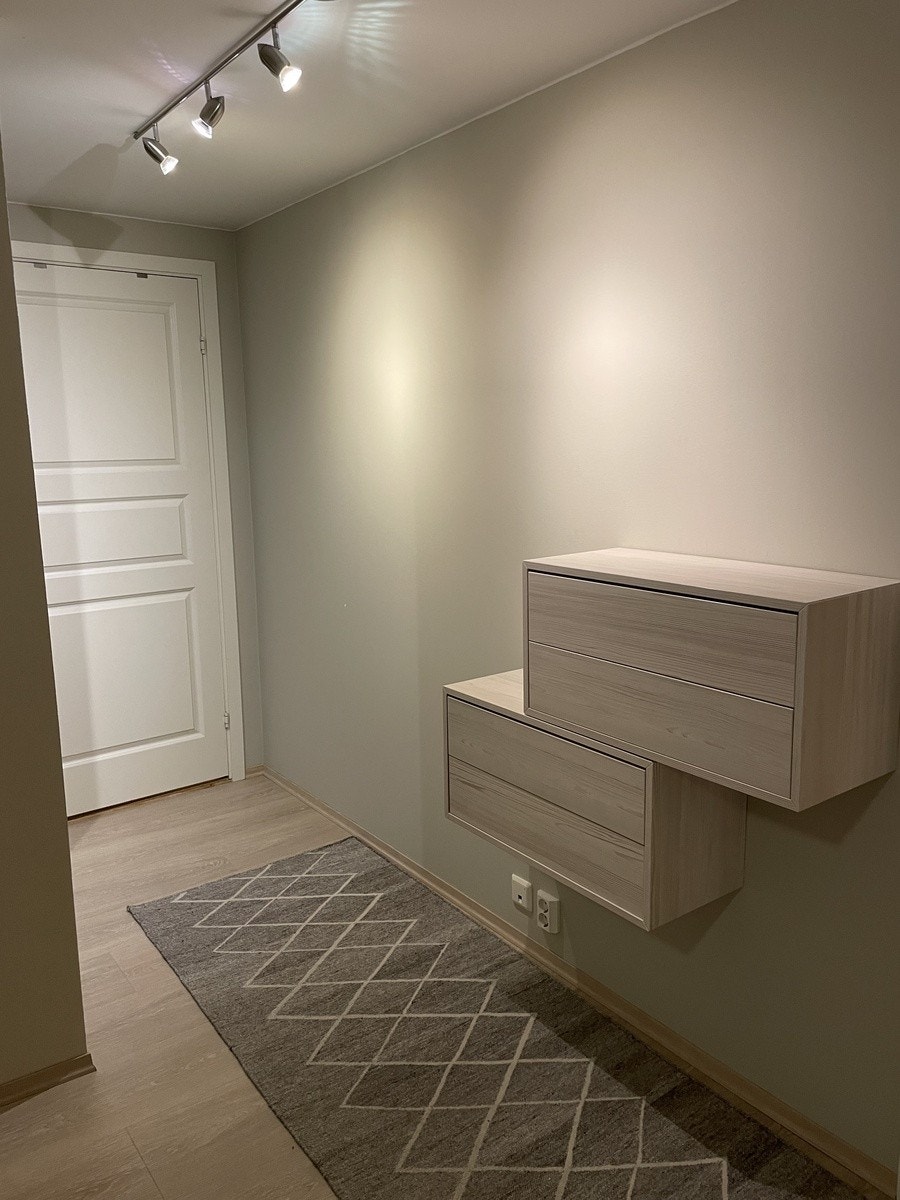 Entré m skuffseksjoner og garderobeskap Galleribilde