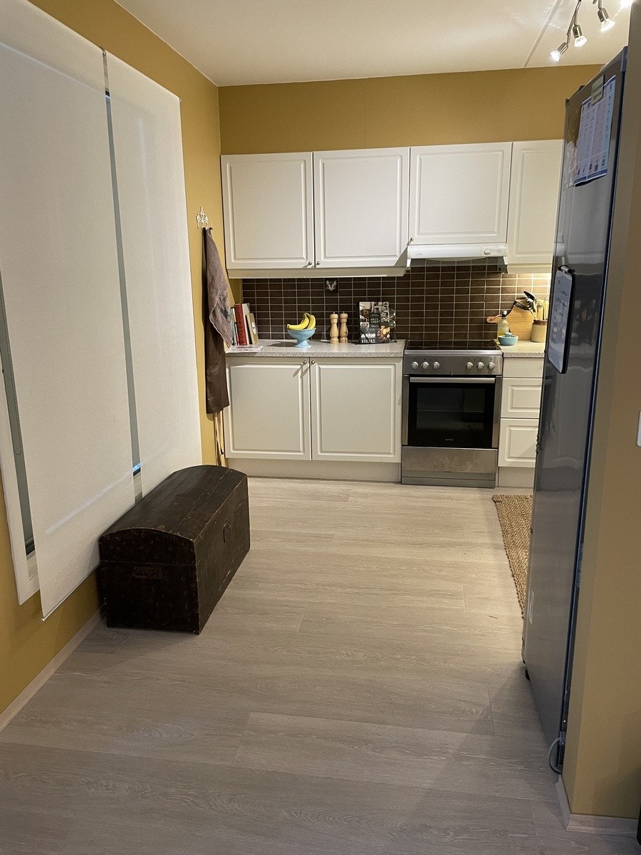 Kjøkken m hvitevarer og kjøkkenartikler Galleribilde