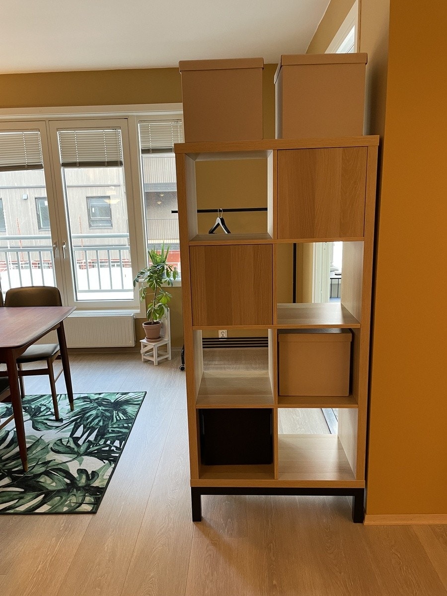 Del av stue. Låsbart garderobeskap. Hylleseksjon Galleribilde