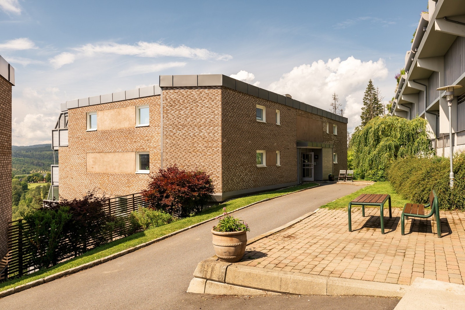 iligheten har en tilbaketrukket, men sentral beliggenhet på solrike Bogstad, i et stille og rolig boligområde med fantastisk utsikt. Galleribilde