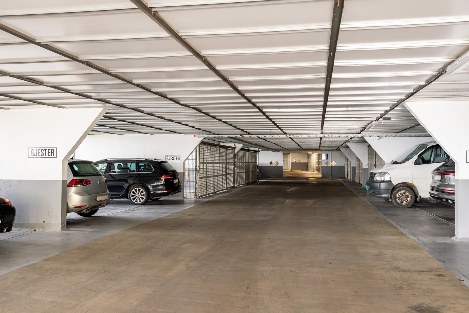 Garasjeplass medflger. Galleribilde