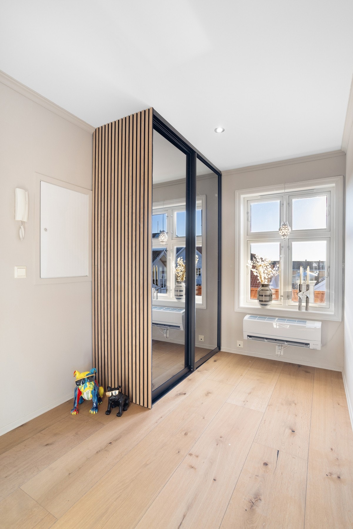 praktisk garderobeplass i toppen av trappen. Galleribilde