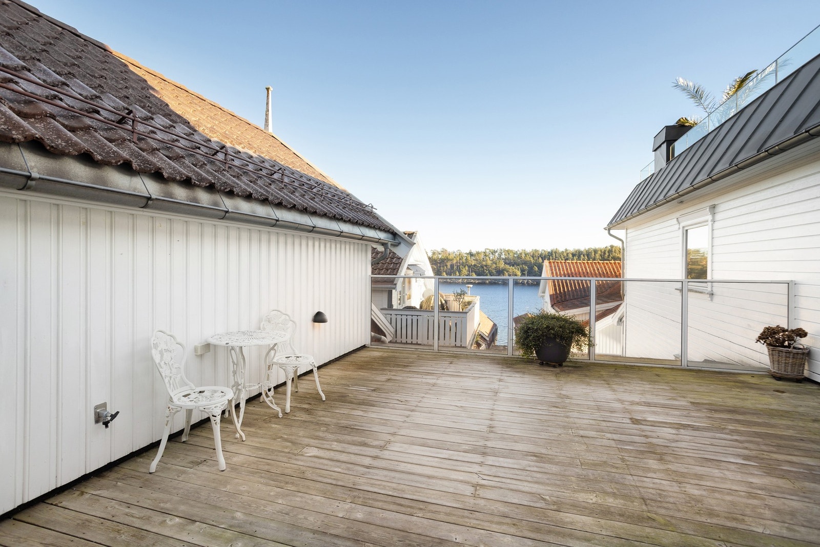 Tilhørende leiligheten har man stor balkong med utsikt til sjøen. Galleribilde