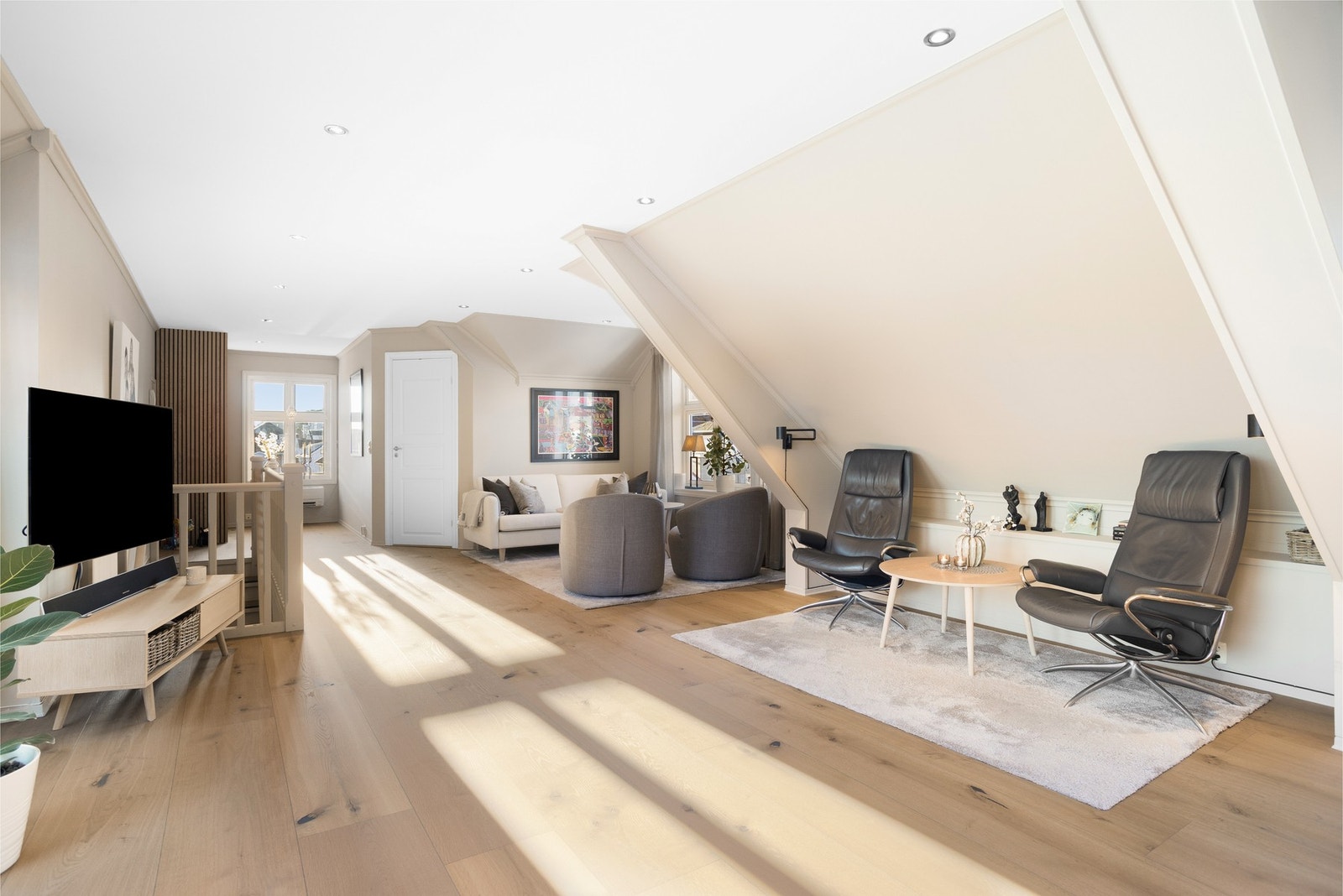 På gulvet er det lagt ett slitesterkt Hardwood gulv. Galleribilde