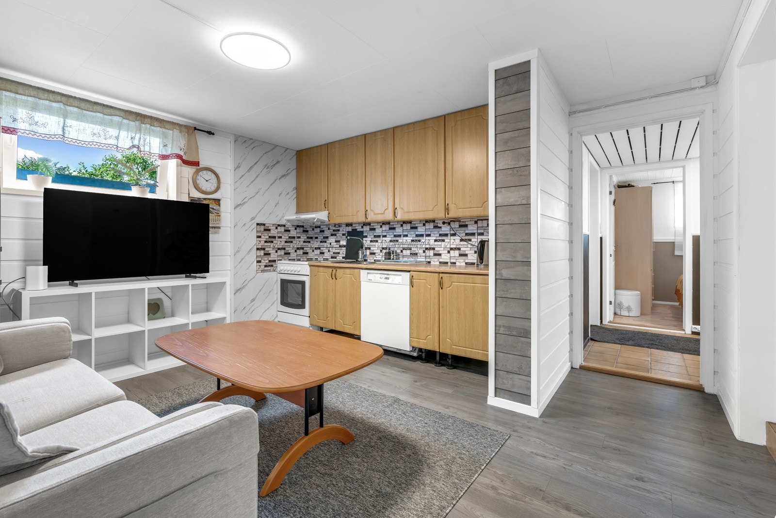 Kjøkken avdeling med kjøkken innredning montert i 2023. Profilerte fronter og benkeplate av laminat. Galleribilde