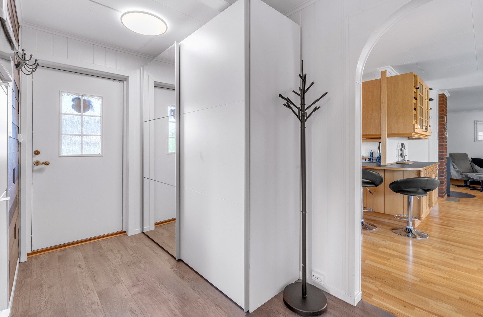 Lys og innbydende entré med god plass til å henge fra seg yttertøy. Galleribilde