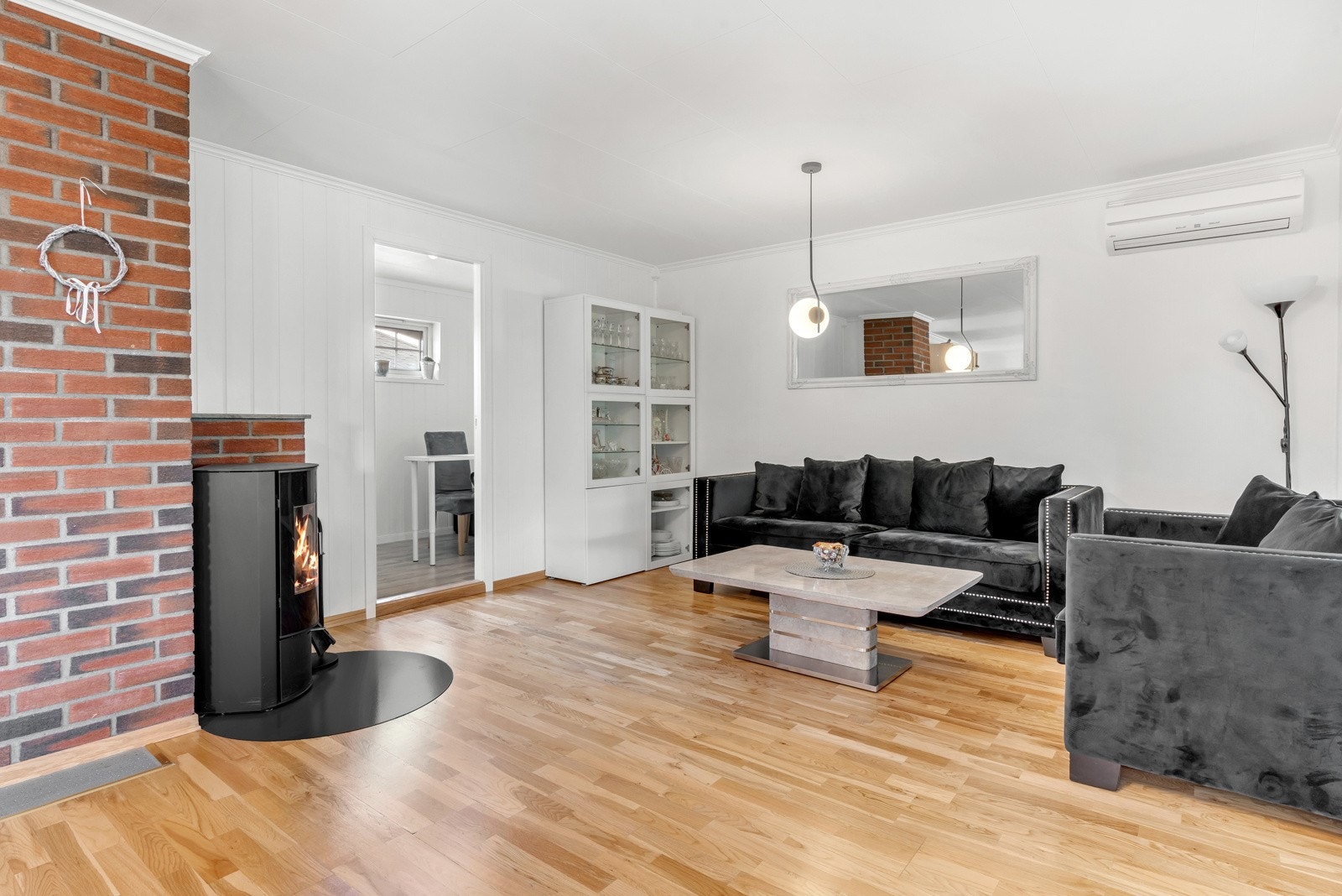 Stuen oppvarmes med en peisovn som bidrar til varme på kalde høst- og vinterdager. Galleribilde