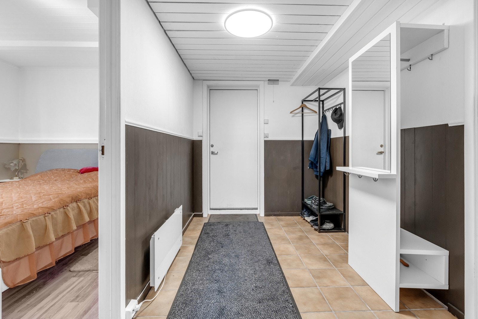 Velkommen ned i underetasjen! Underetasjen har egen inngang med en lys og romslig entré. Galleribilde