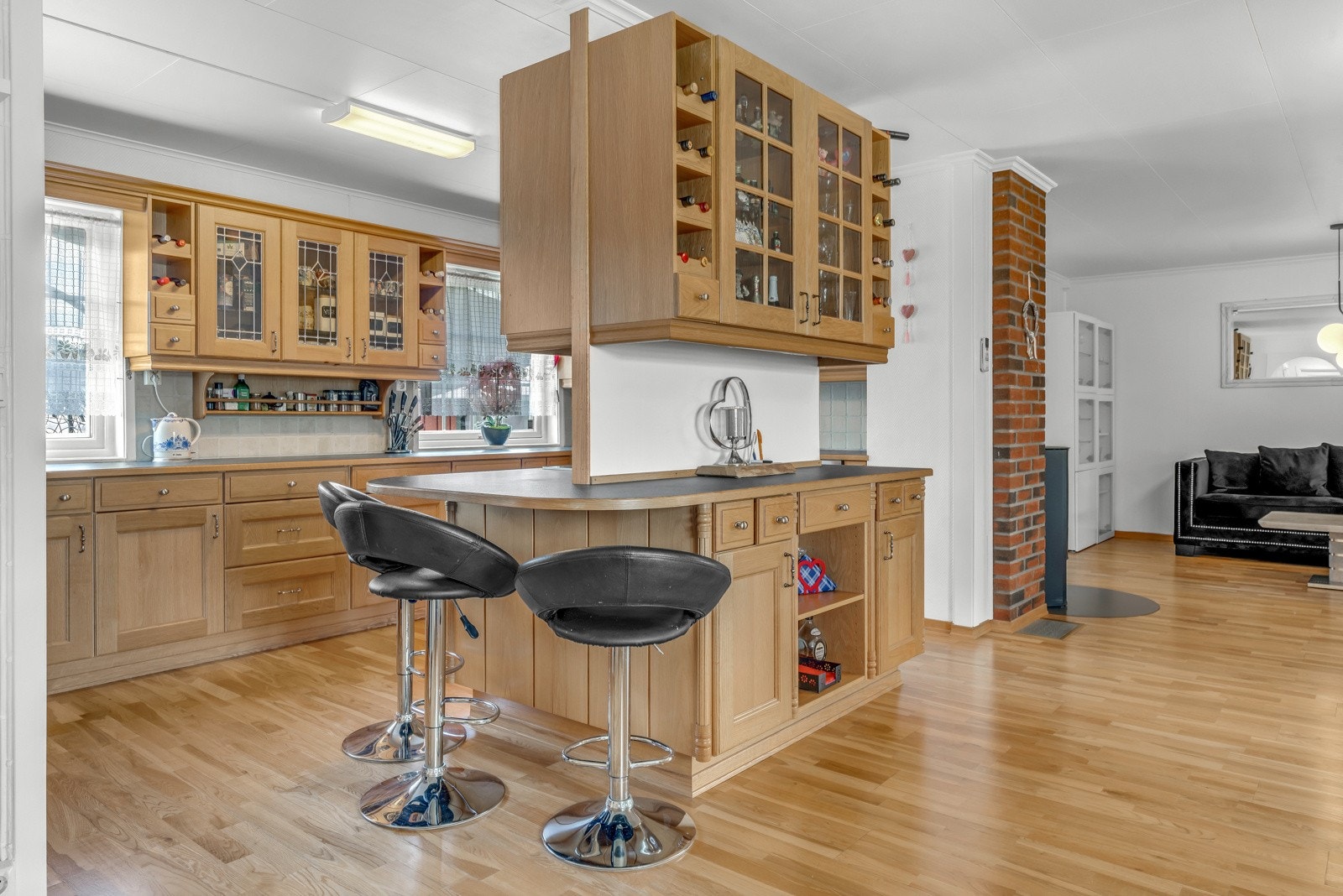 Innredningen har profilerte fronter og benkeplate av laminat med nedfelt oppvaskkum. Galleribilde