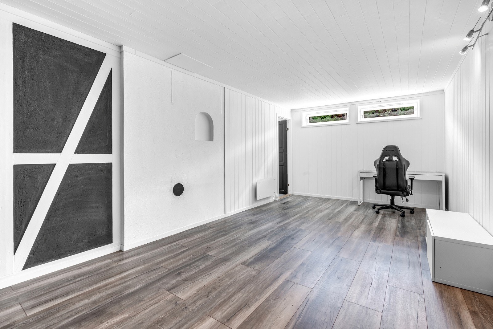 Stuen i underetasjen har god plass til en sofagruppe, TV med benk og øvrig møblement. Galleribilde