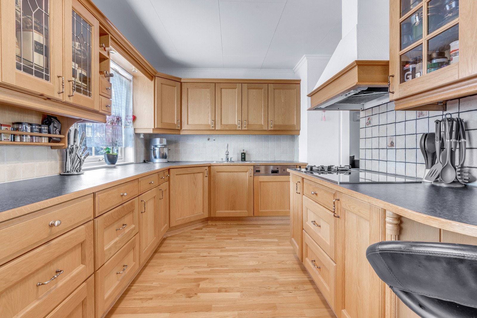 Hvitevarene som integrert keramisk platetopp, nedfelt koketopp med gass, komfyr, oppvaskmaskin og frittstående kjøleskap medfølger handelen. Galleribilde