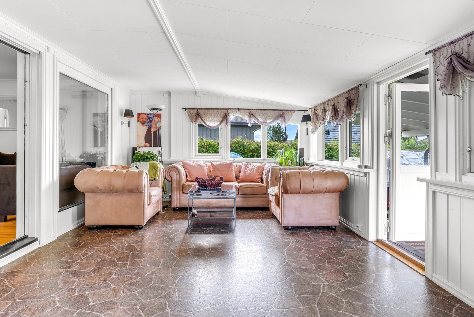 Du har god plass til sofagruppe, TV med tilhørende møblement og ulike oppbevaringsløsninger. Galleribilde