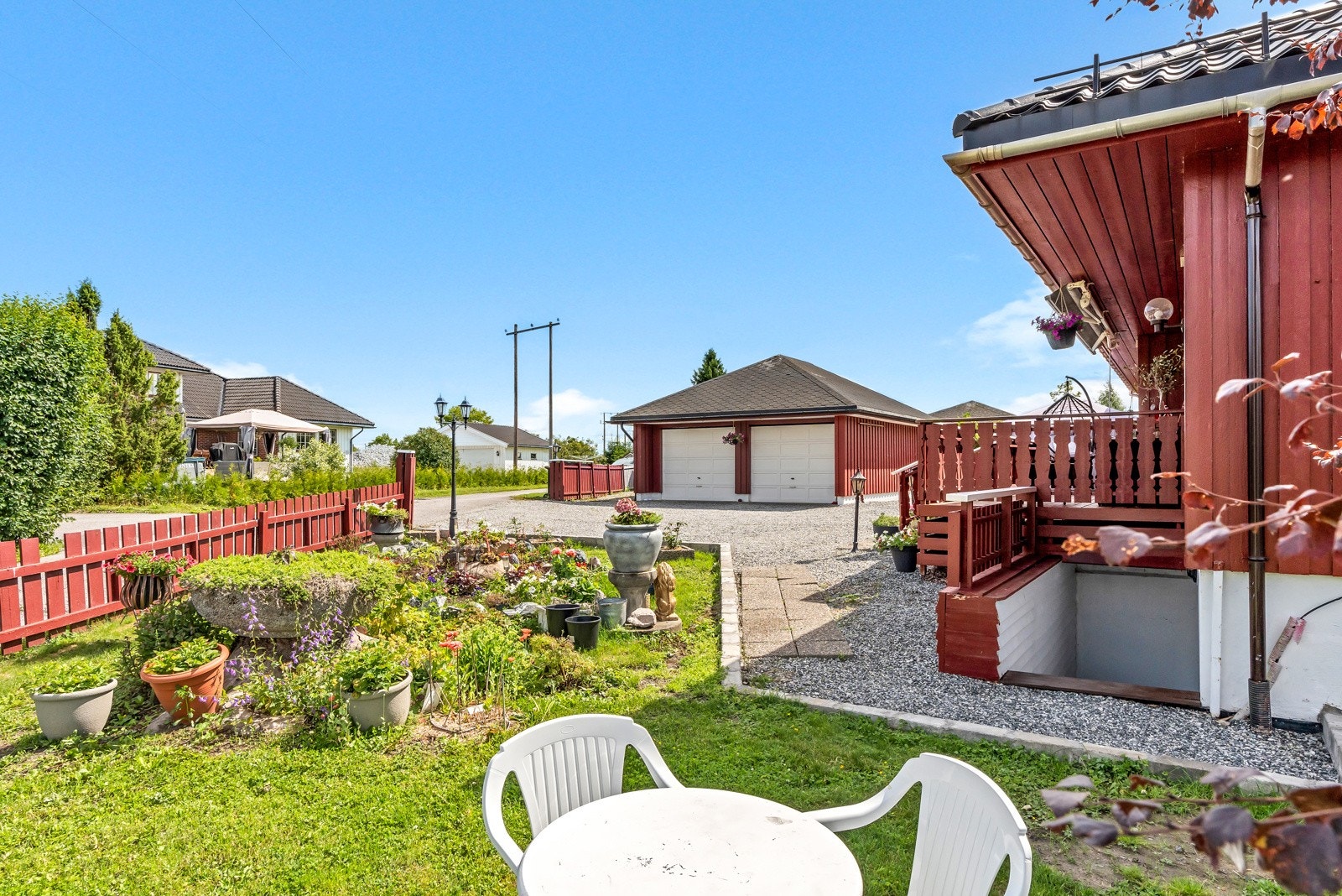 Eneboligen forlenges med tre solrike uteplasser med videre adkomst til hage. Galleribilde