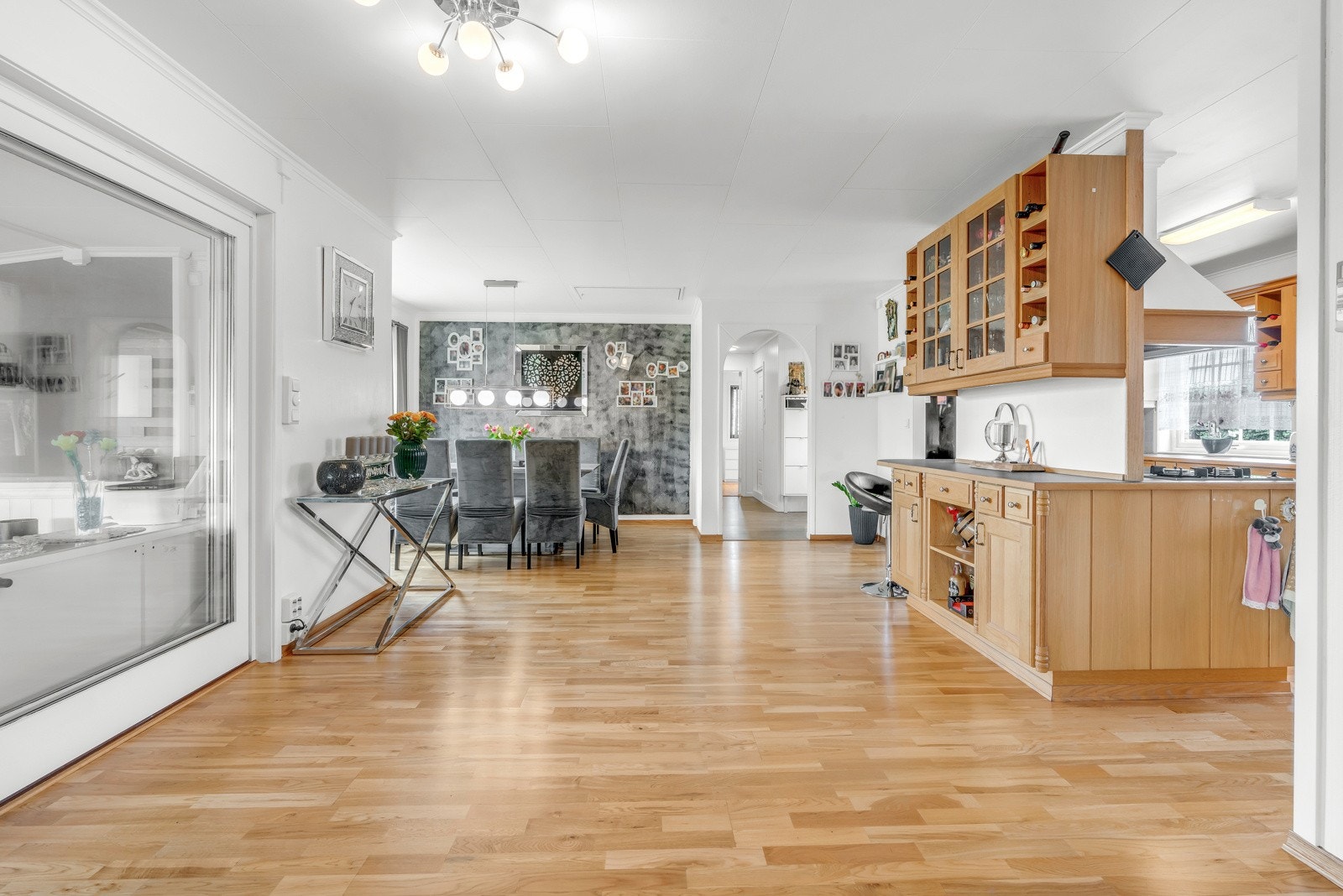 Overflatene er malt i et tidløst fargevalg og gulvet er belagt med tre-stavs parkett. Galleribilde