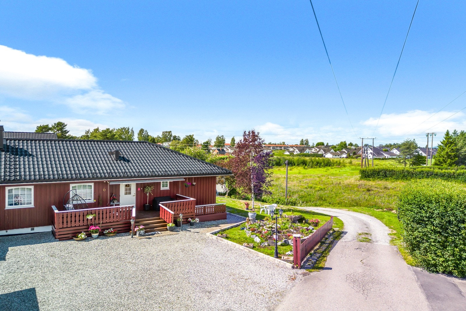 Tomtearealet er opparbeidet med gruset biloppstillingsplass, plenarealer, prydbusker, trær og diverse beplantning. Galleribilde