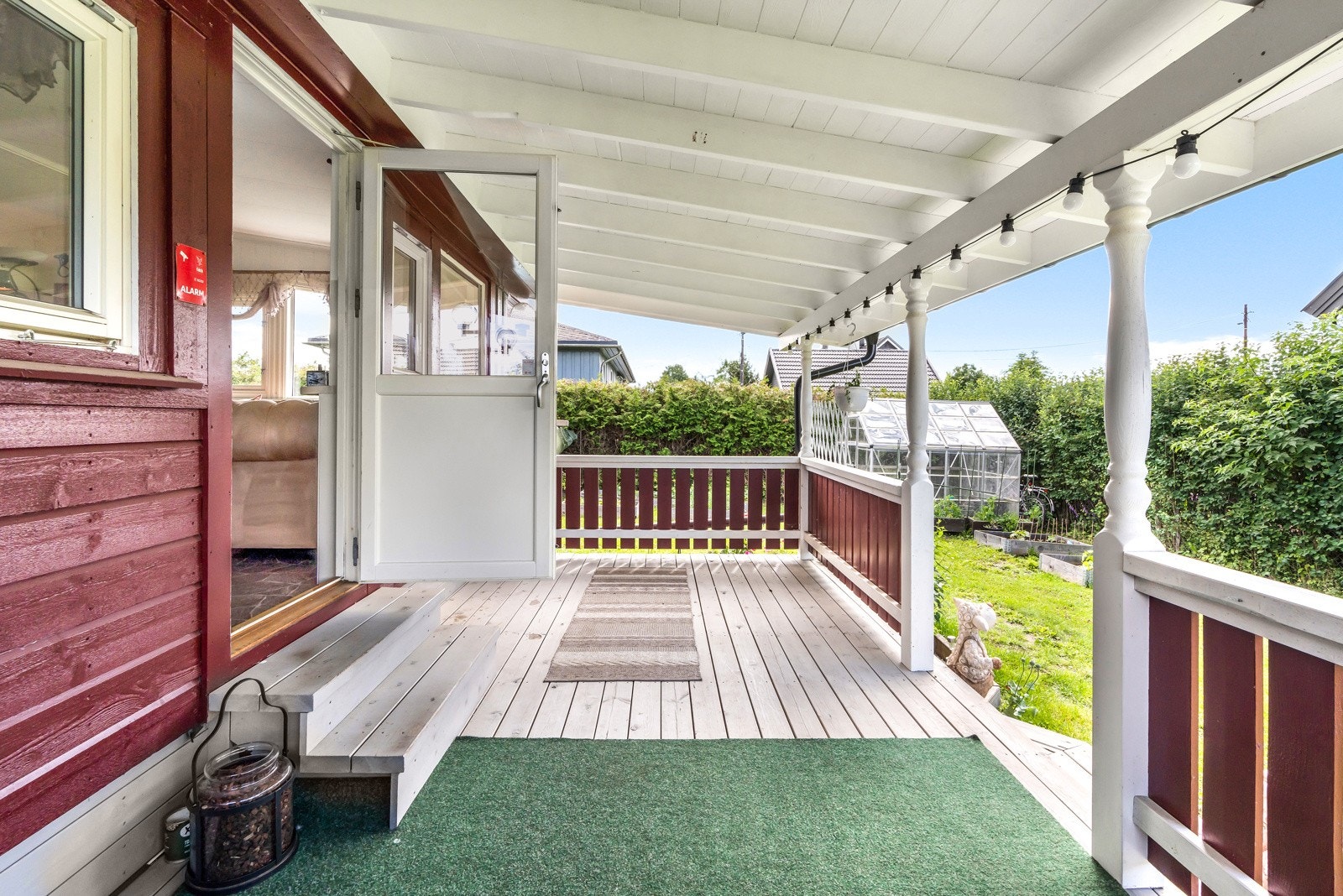 Stuen forlenges av en overbyggets terrasse på hele 15 kvm. Galleribilde