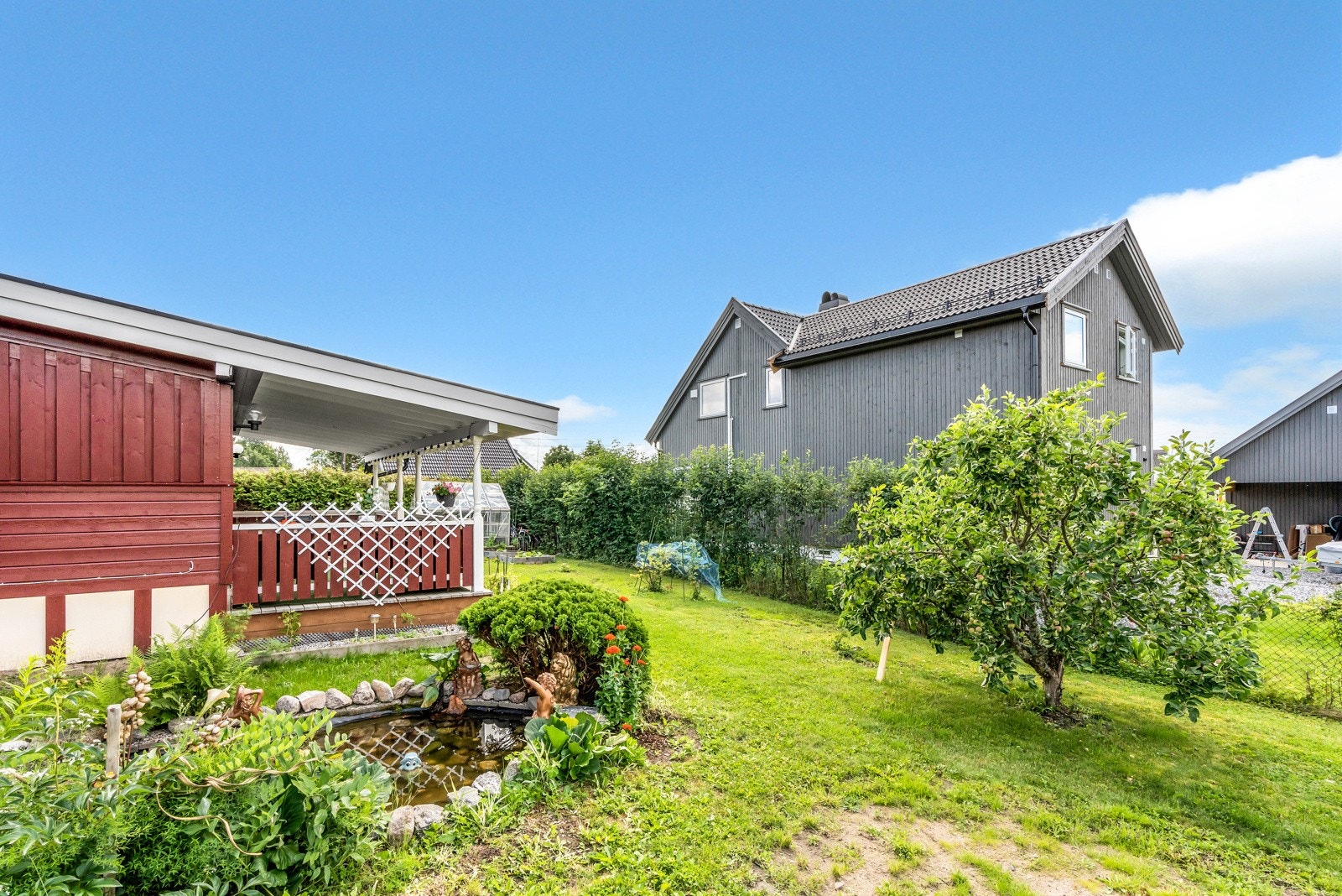 Tomten er på 1163 kvm og har svært gode solforhold. Galleribilde