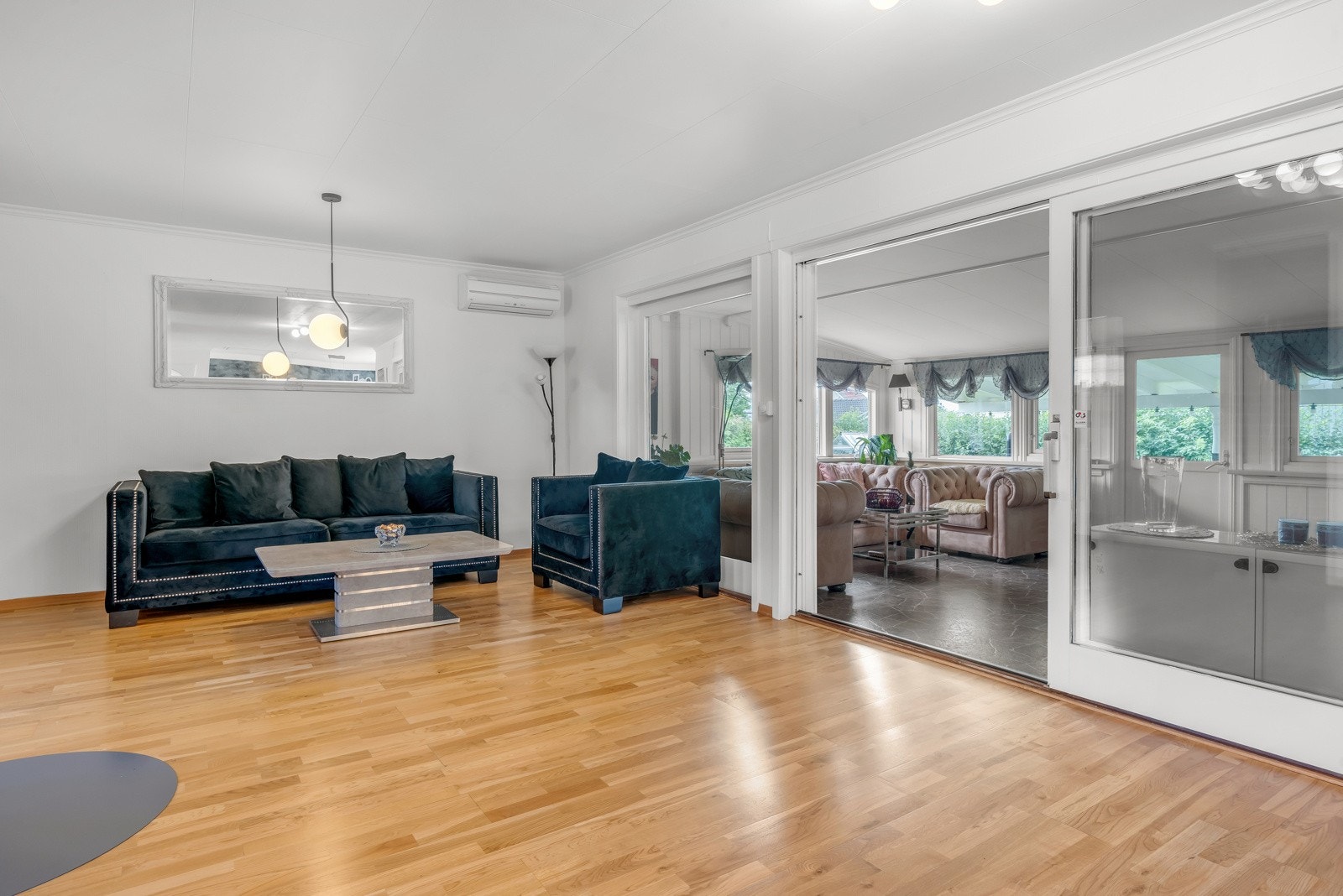 Fra hovedstuen er det adkomst til stue nr. 2 via skyvedører av glass. Galleribilde