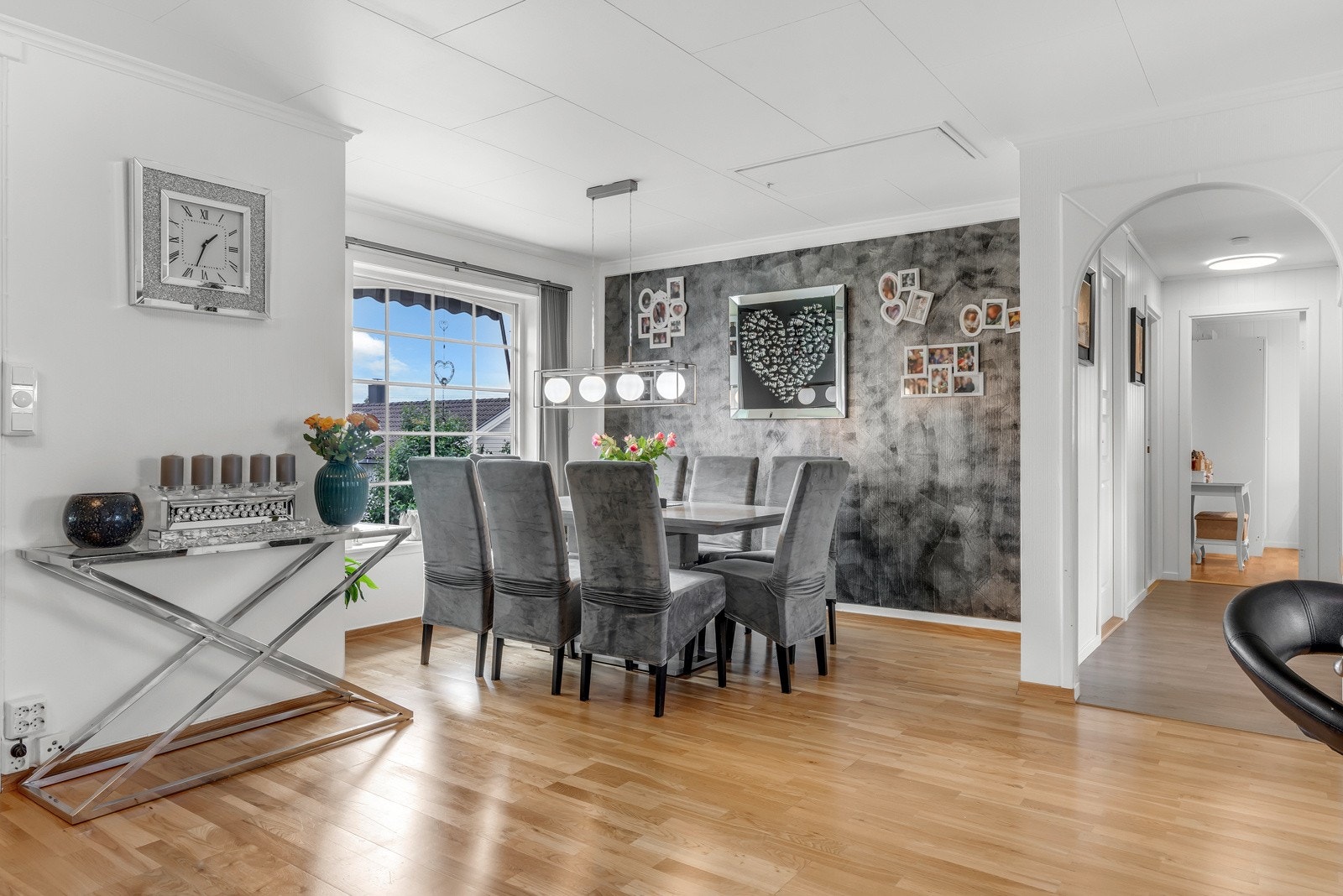 Kjøkkenet har en åpen løsning mot stue. Galleribilde