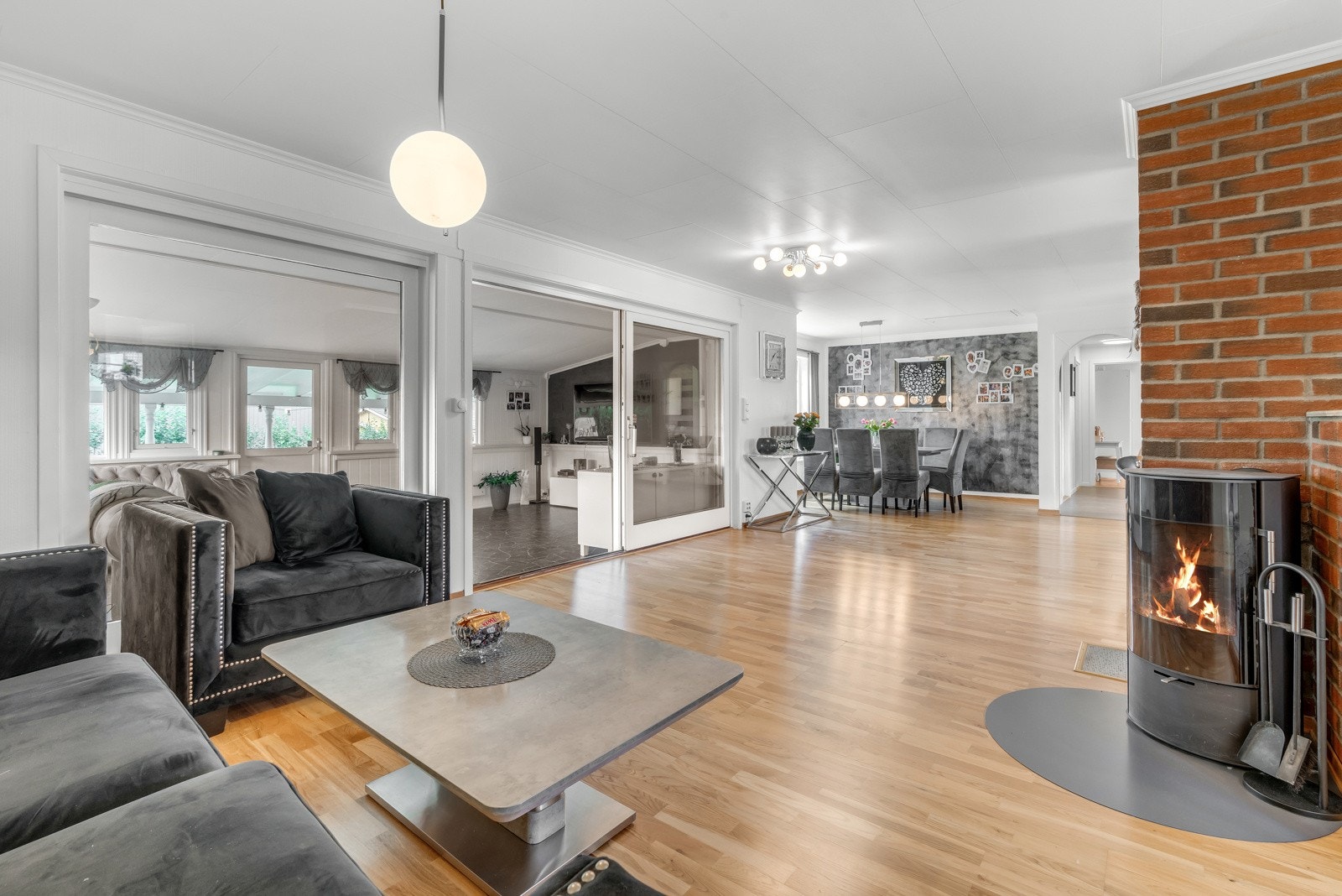 Stuen er av stor størrelse og er adskilt i to deler. Galleribilde