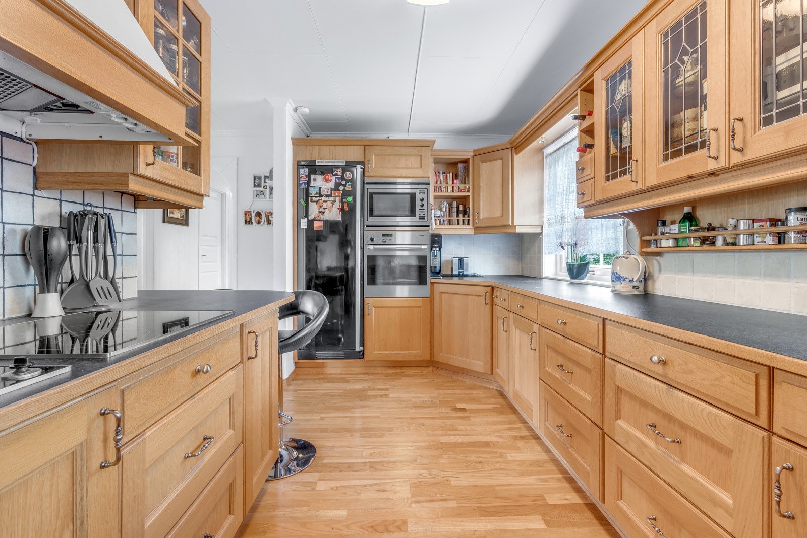 Det er godt med skap- og benkeplass for matlaging og oppbevaring. Galleribilde