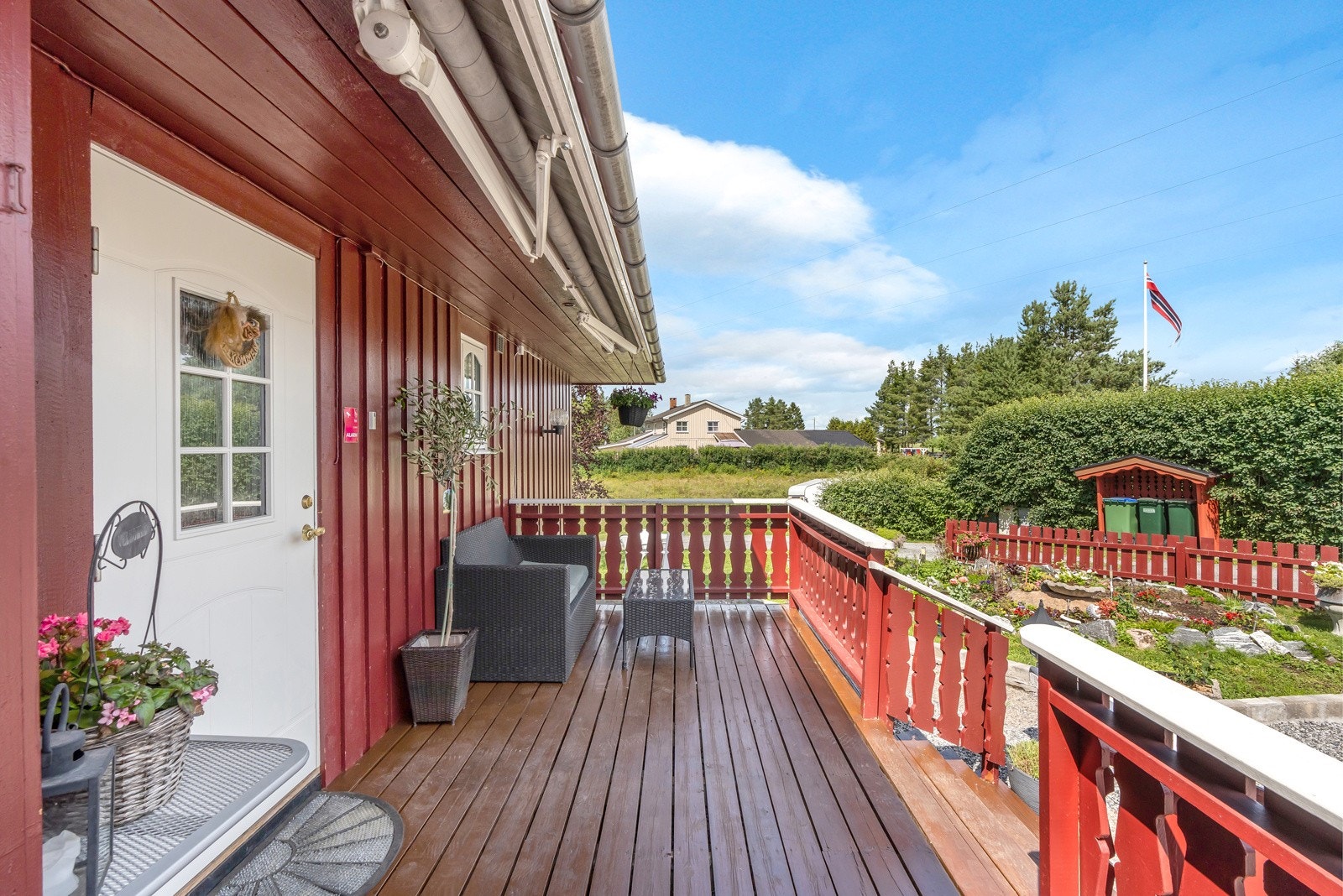 Terrassen er utstyrt med utebelysning og stikkontakter. Galleribilde