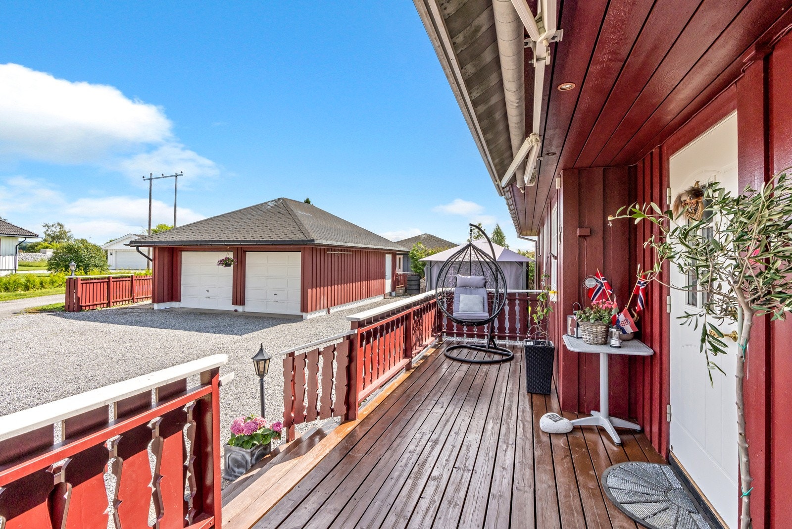 Inngangspartiet har en østvendt terrasse på 15 kvm. Galleribilde