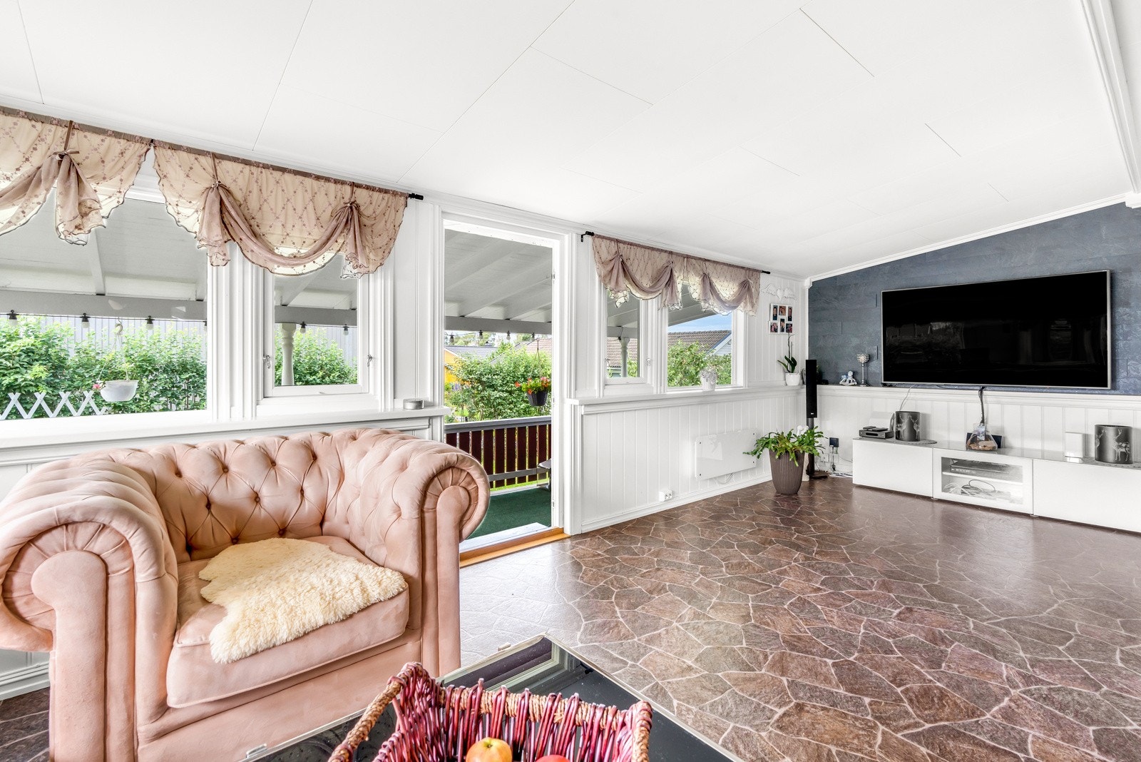 Det er store vindusflater fra to sider som gir godt med naturlig lysinnslipp. Galleribilde