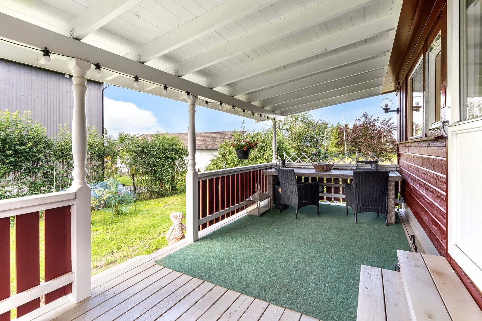 Fra terrassen er det videre adkomst til hage. Galleribilde