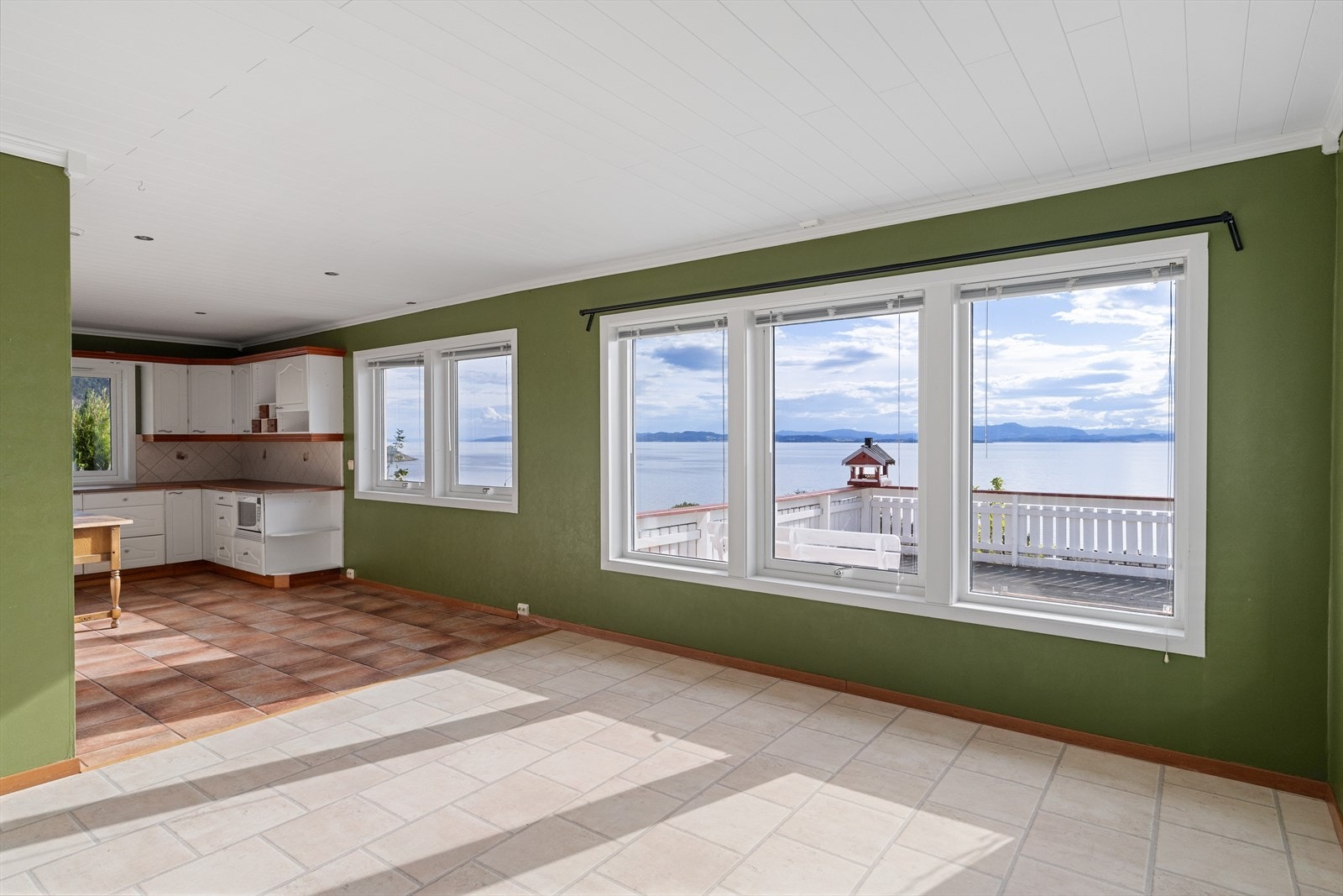 Naturlig plassering for spisebord ved vinduene. Galleribilde