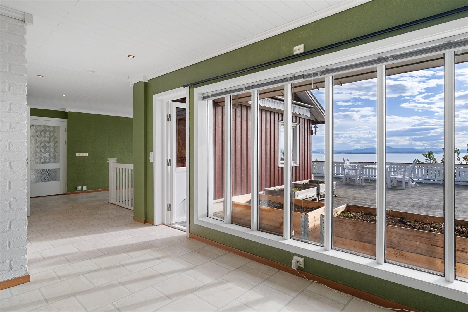 Stuen oppleves lys og luftig med lysinnslipp fra tre himmelretninger. Galleribilde