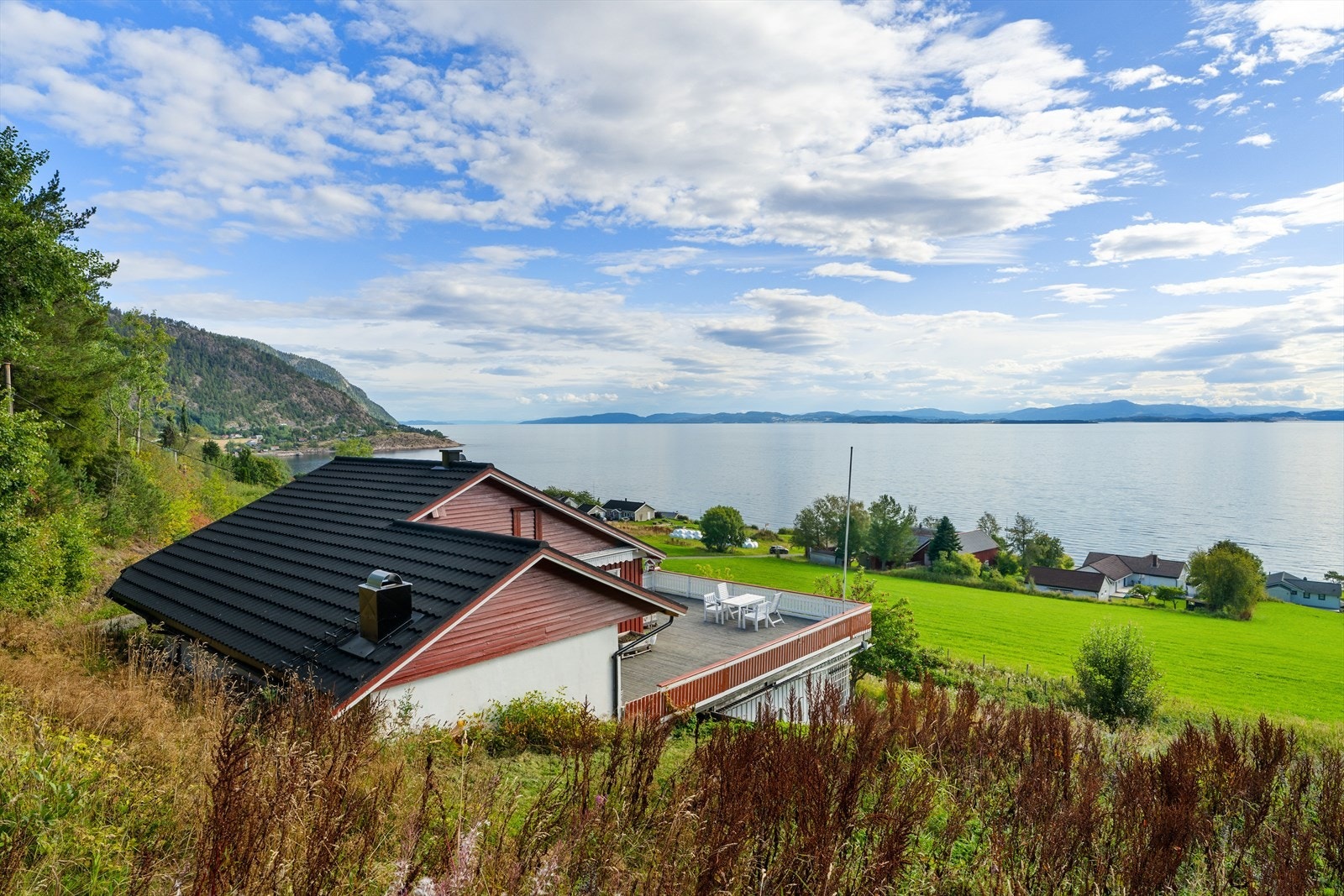 Vanvikan ligger kun 13 minutter unna med ytterligere servicetilbud, hvor man må trekke frem flerbrukshallen og nye VGS. Her har man også hurtigbåt som tar deg til Trondheim på ca. 25 minutter. Galleribilde