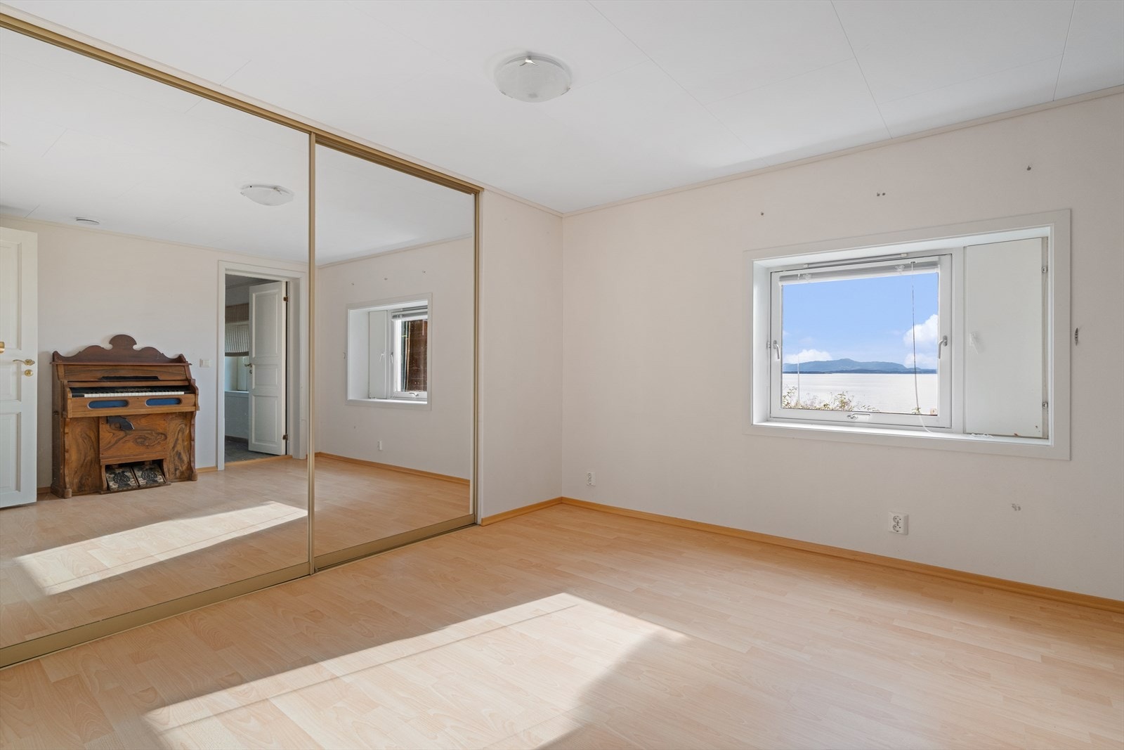 Hovedsoverom på 14 m² med inntegrert garderobeskap. Galleribilde