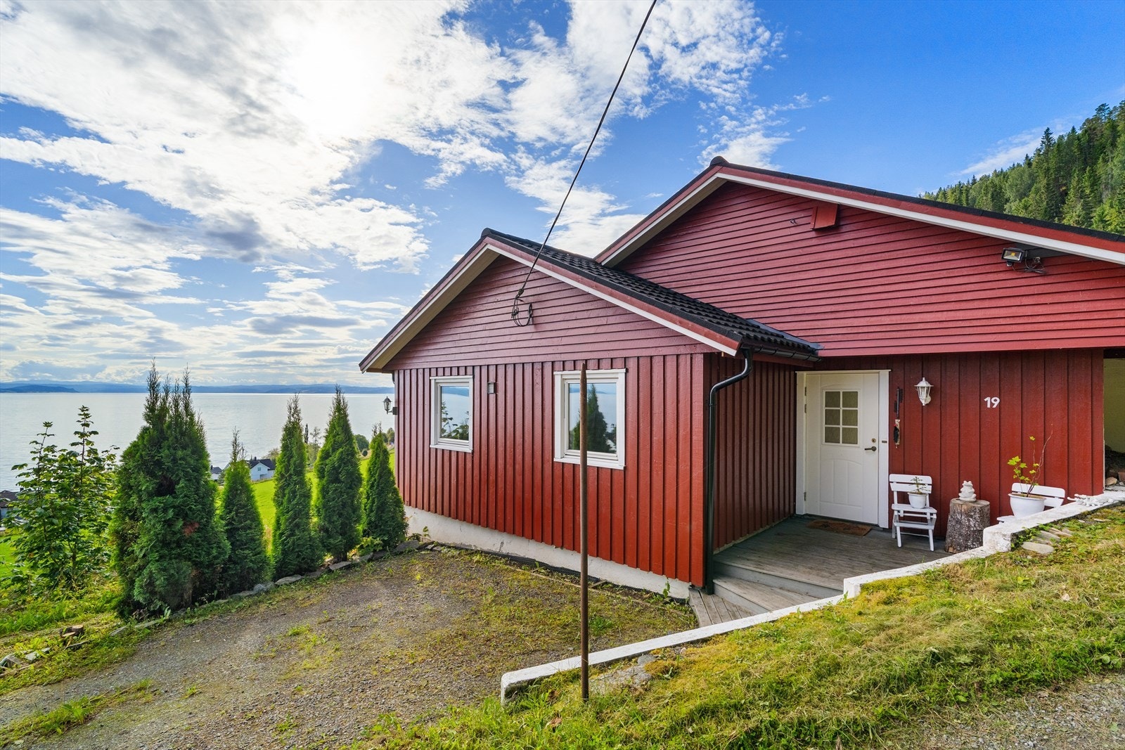 Mellom fjord og fjell _ sjelden boligmulighet med naturen som nærmeste nabo. Galleribilde