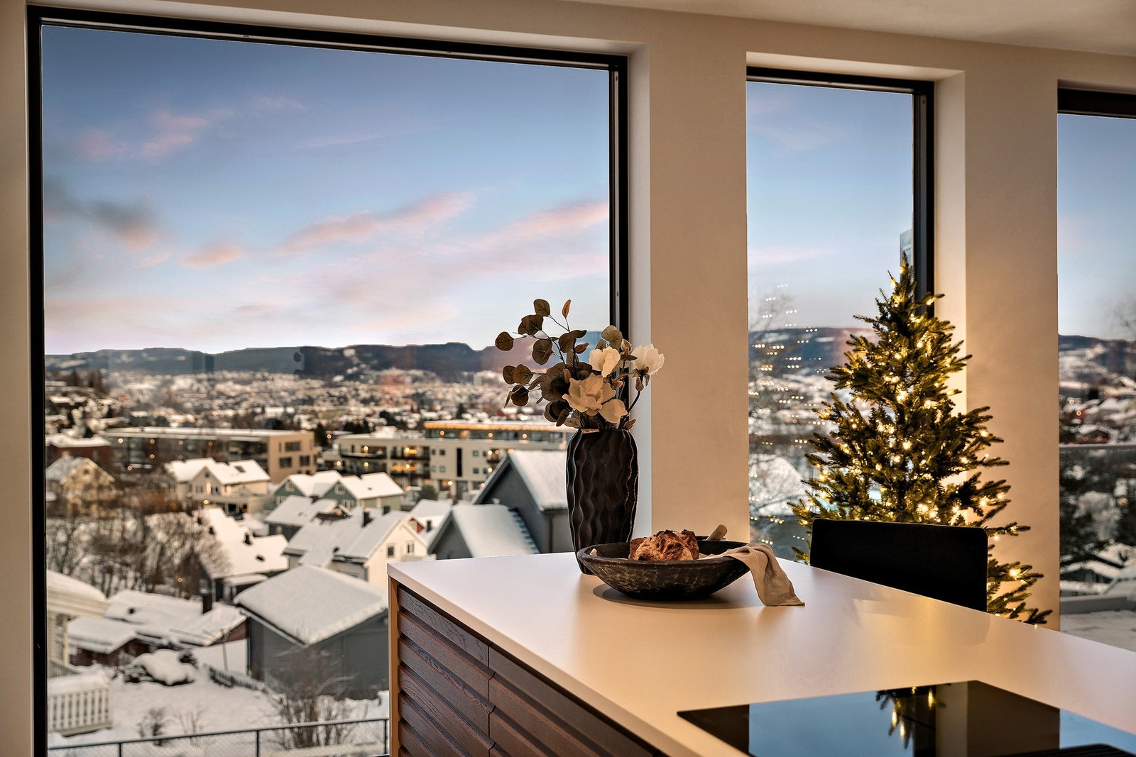 Spektakulært utsyn fra vindusflater som strekker seg fra gulv til tak. Galleribilde