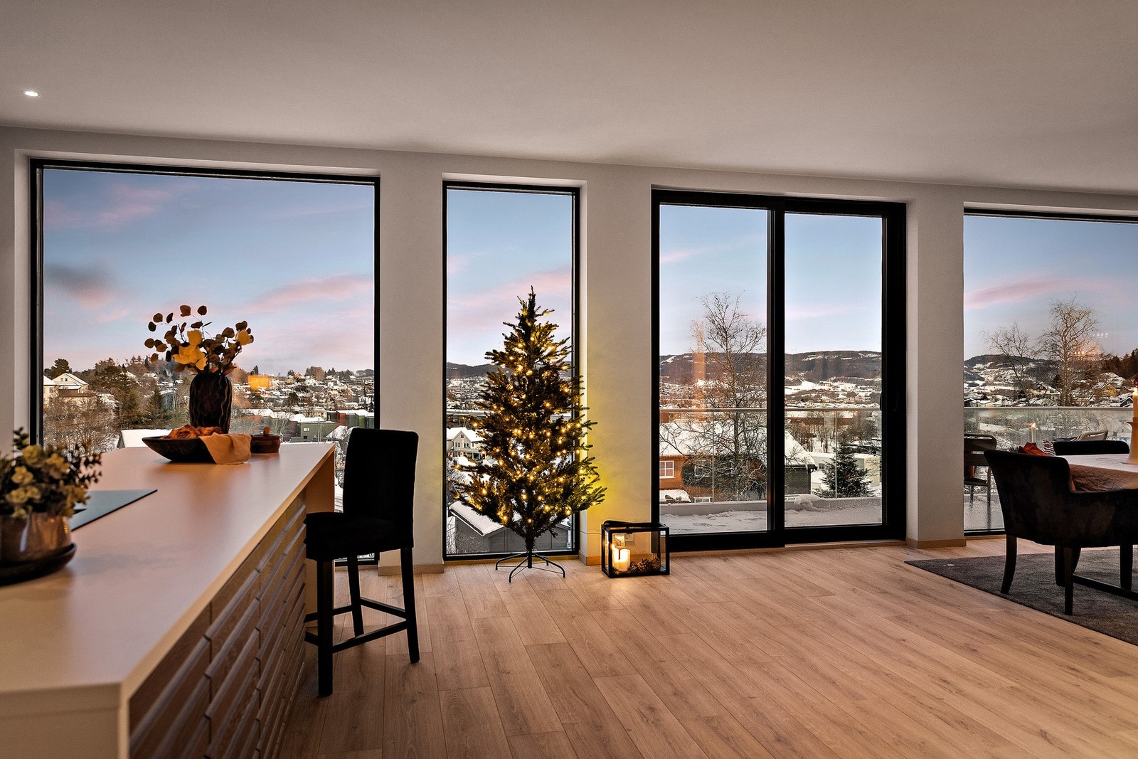 Store vindusflater og takhøyde på 2,7m. Galleribilde