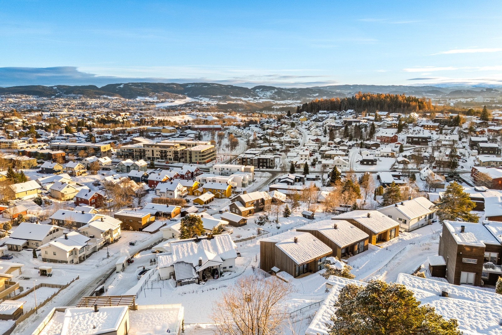Etterspurt plassering i et fredelig og veletablert nabolag. Umiddelbar nærhet til fantastiske Bymarka med helårs turterreng. Galleribilde