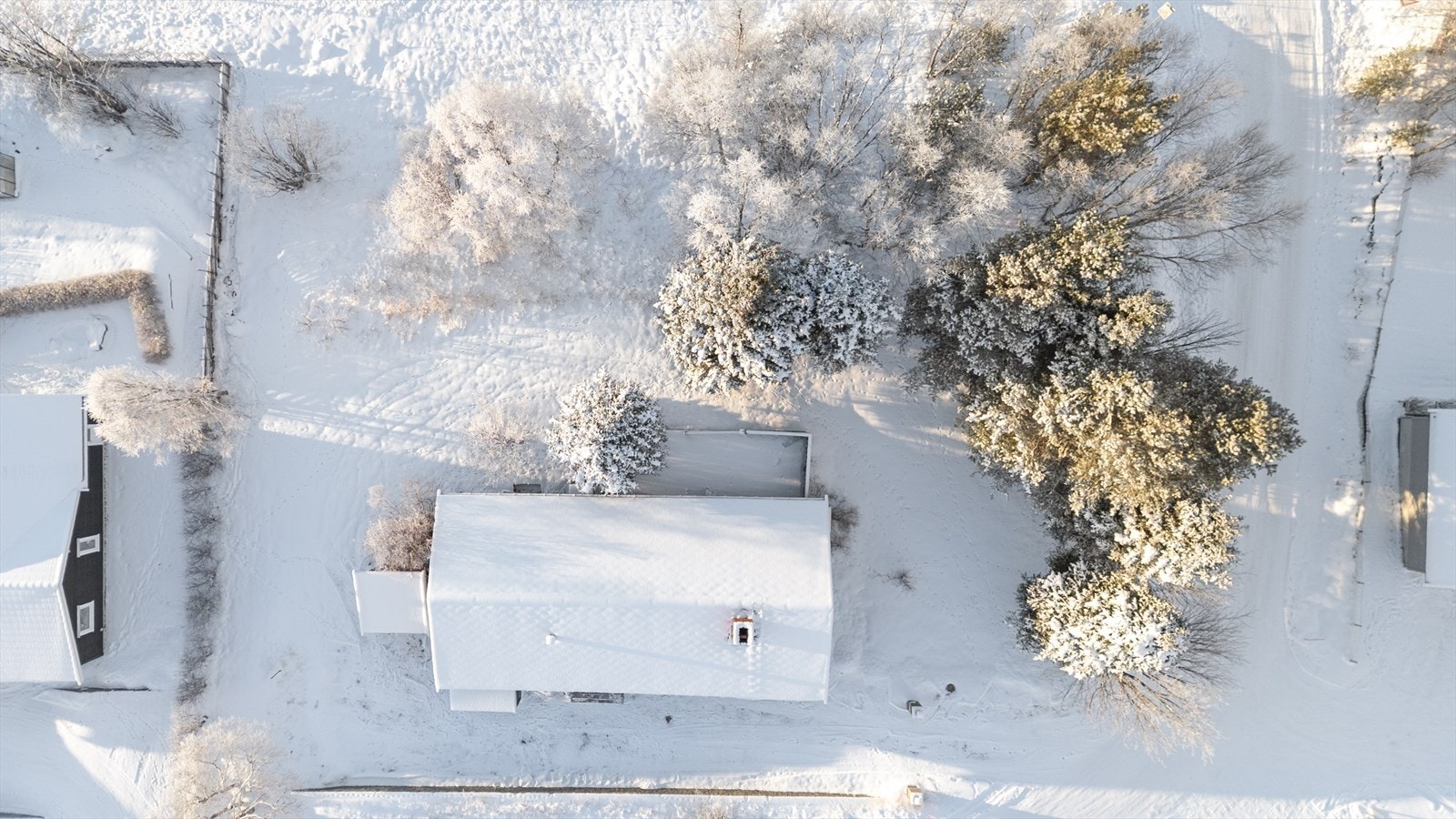 Dronefoto over eiendommen. Galleribilde