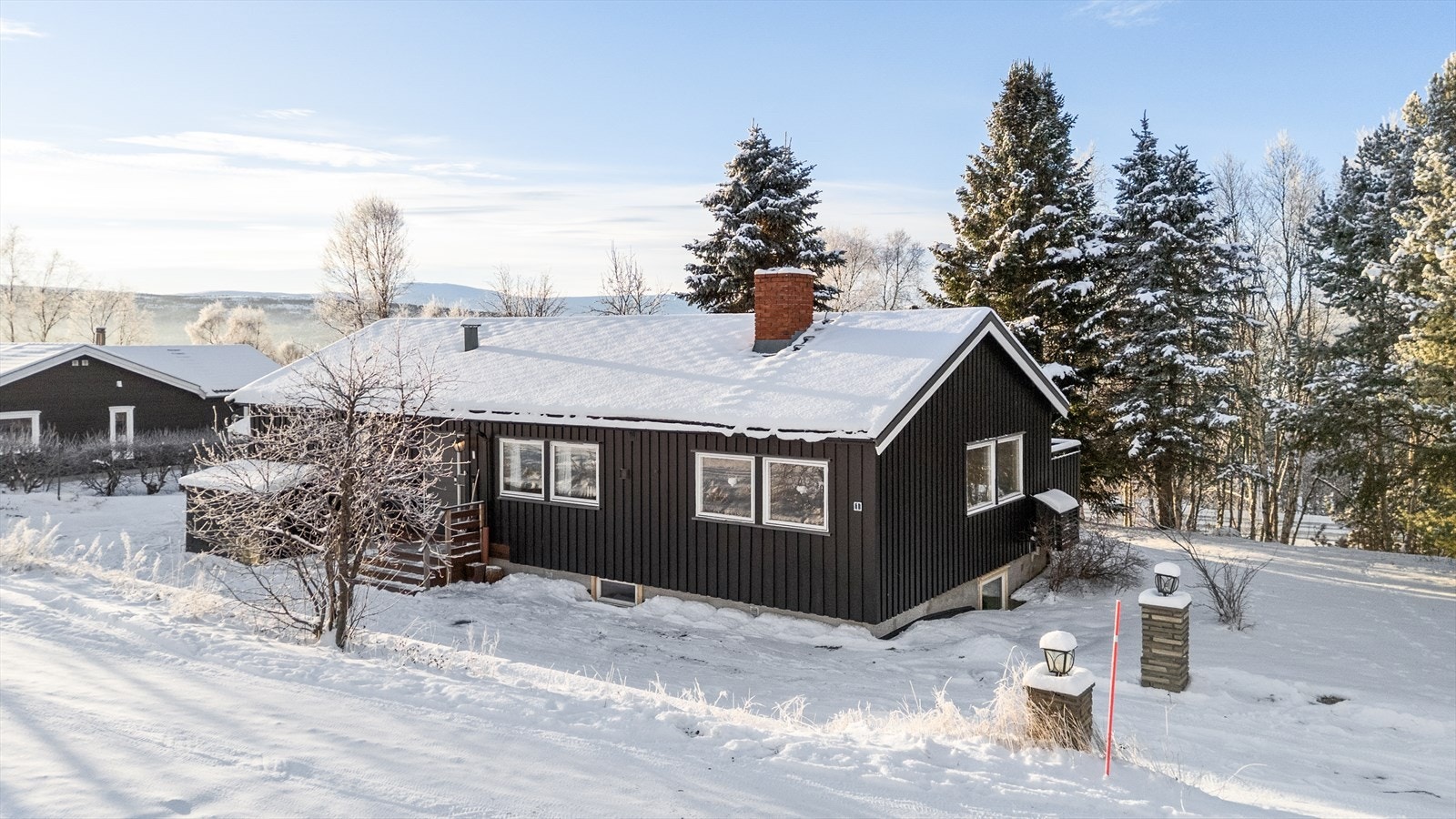 Boligen ligger på en romslig tomt på drøyt 1,7 mål. Galleribilde