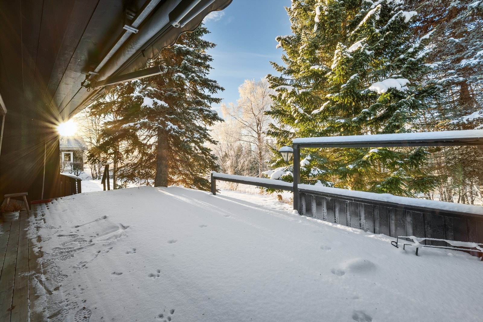 Terrassen er på ca 31 kvm. Her er det gode solforhold og flott utsikt dersom man tar fram motorsaga. Galleribilde