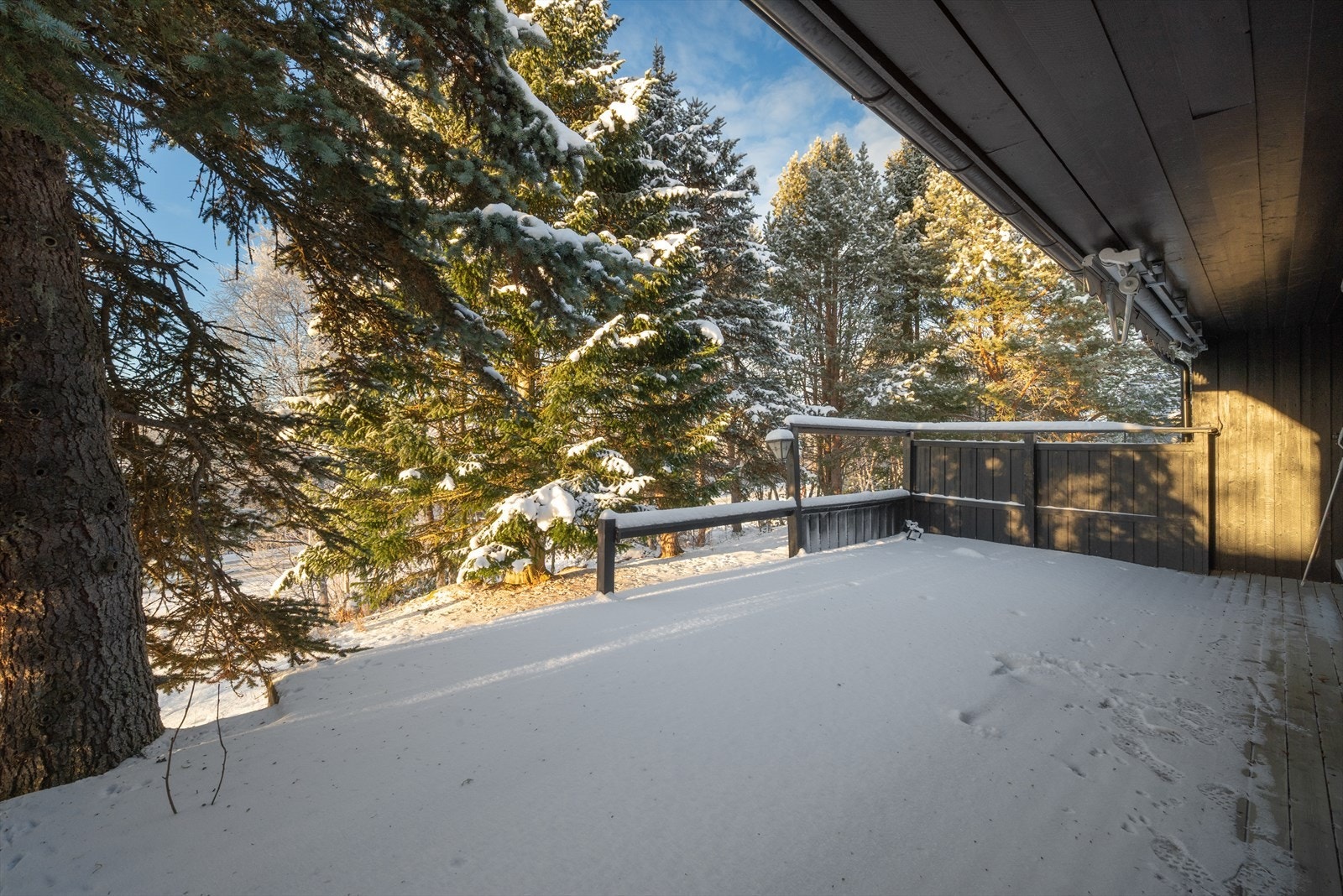 Terrassen er på ca 31 kvm. Her er det gode solforhold og flott utsikt dersom man tar fram motorsaga. Galleribilde