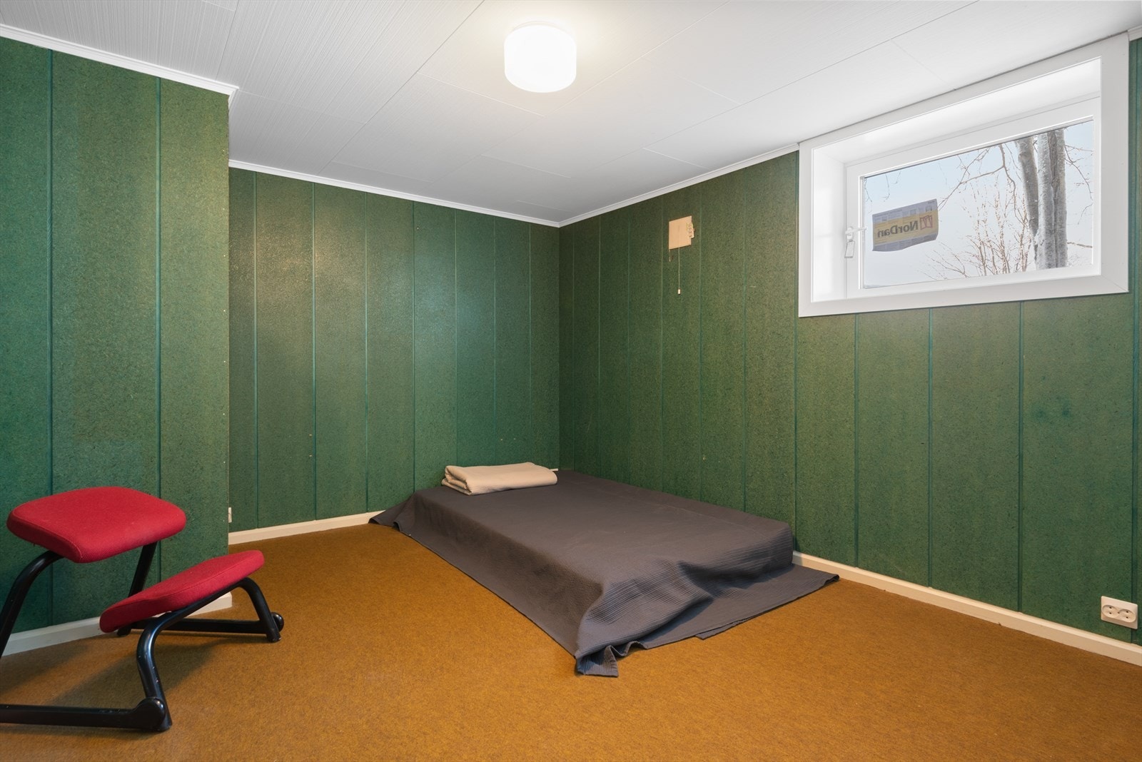 Soverom 3 ligger i kjeller. (Både på kjellerstua og soverommet nede er det helt nylig satt inn nye vinduer samt gitt ferdigattest for bruksendring). Galleribilde