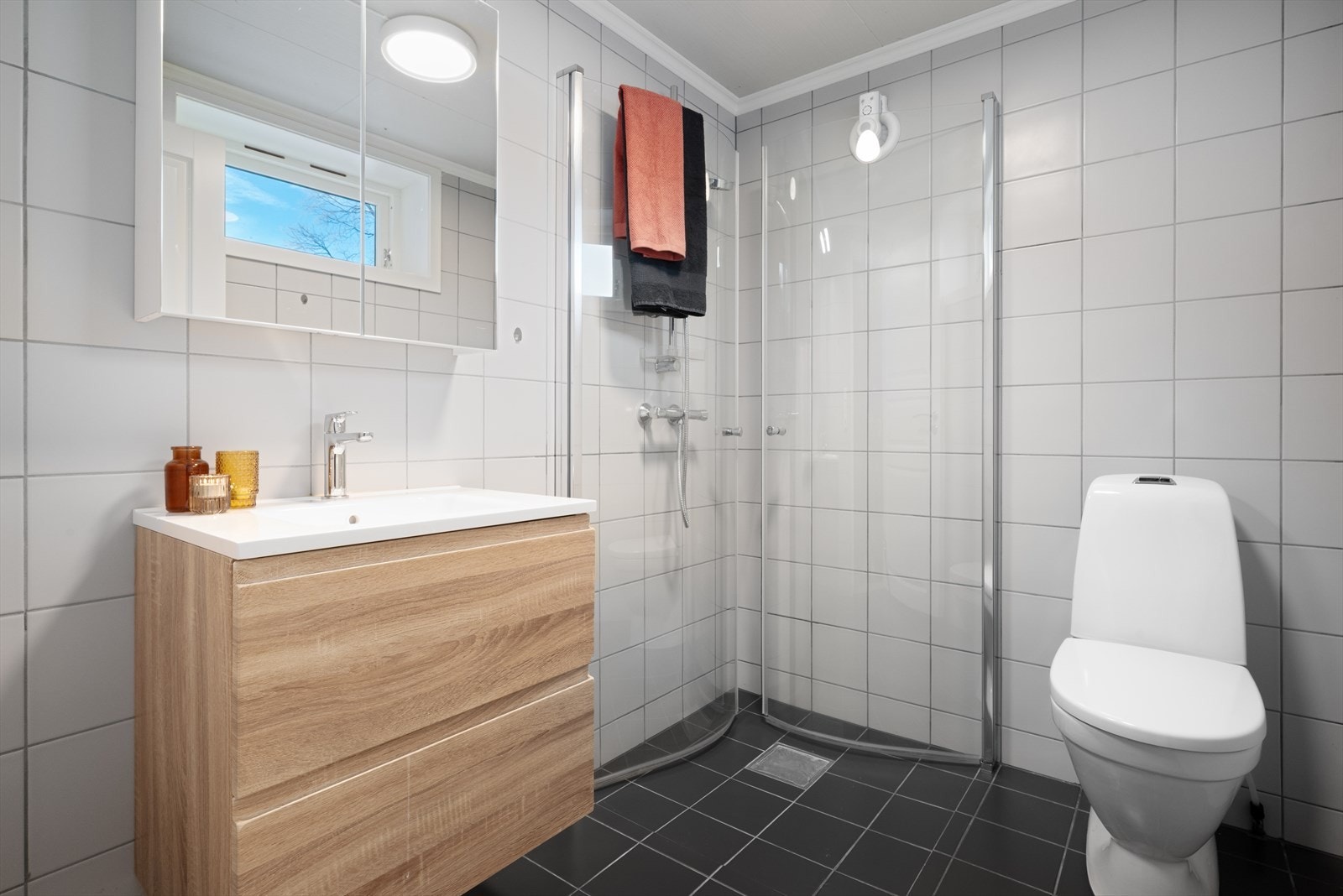 Badet i kjelleren ble renovert i 2021. Badet er ikke tatt i bruk etter renoveringen. Galleribilde