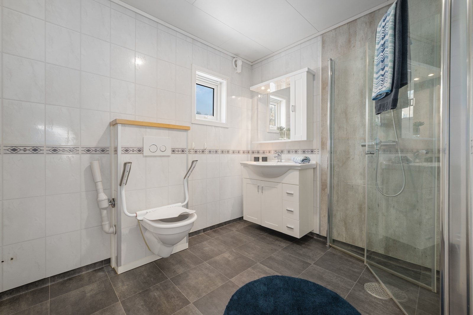 Badet i 1. etasje ble oppgradert i 2016 og 2021. Galleribilde