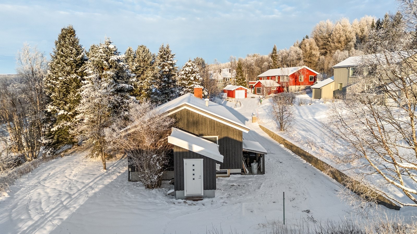 Utvendig trapp ned til kjelleren ble påbygd i 2021. Galleribilde