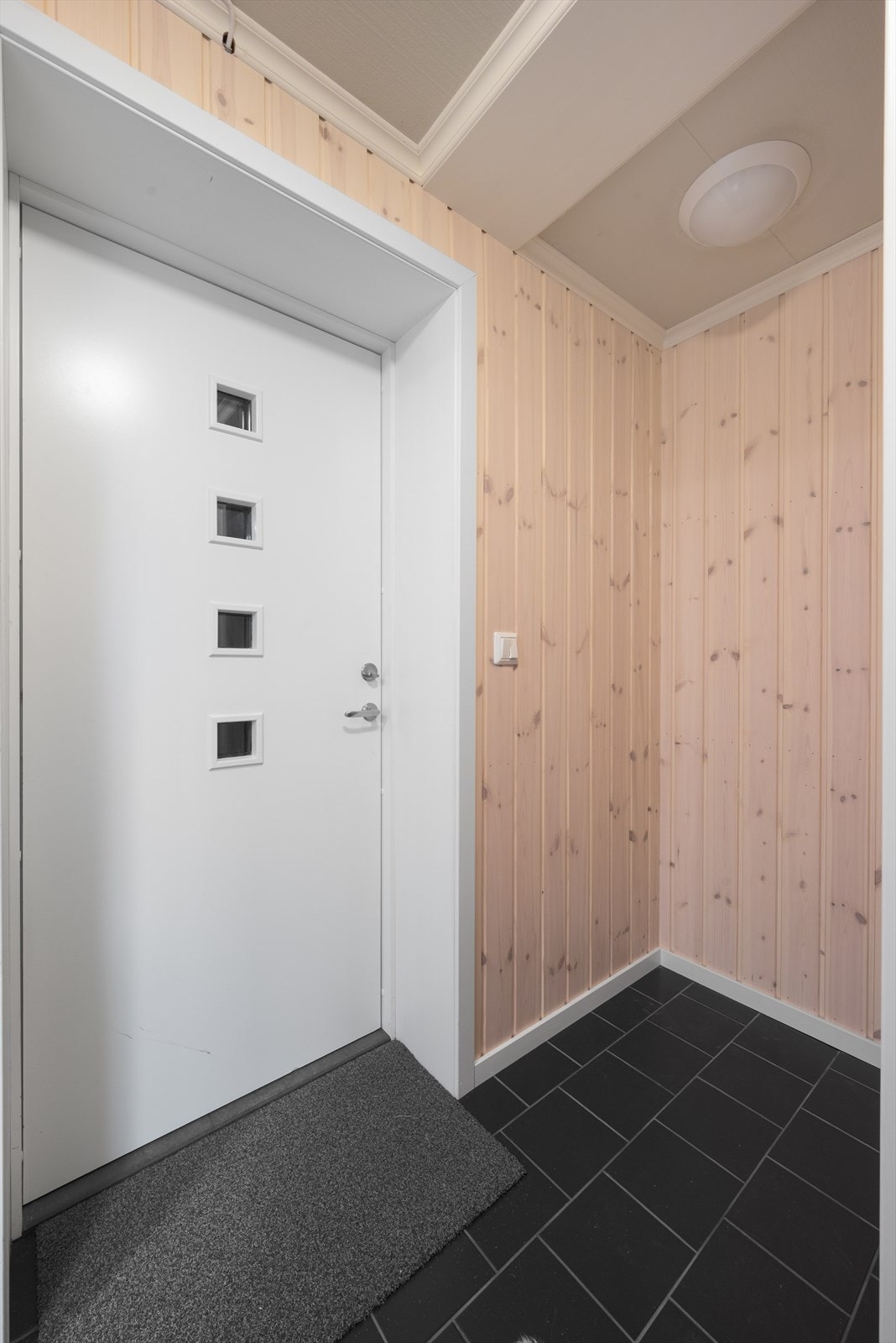 Vindfang kjeller fra utvendig trapperom. Galleribilde