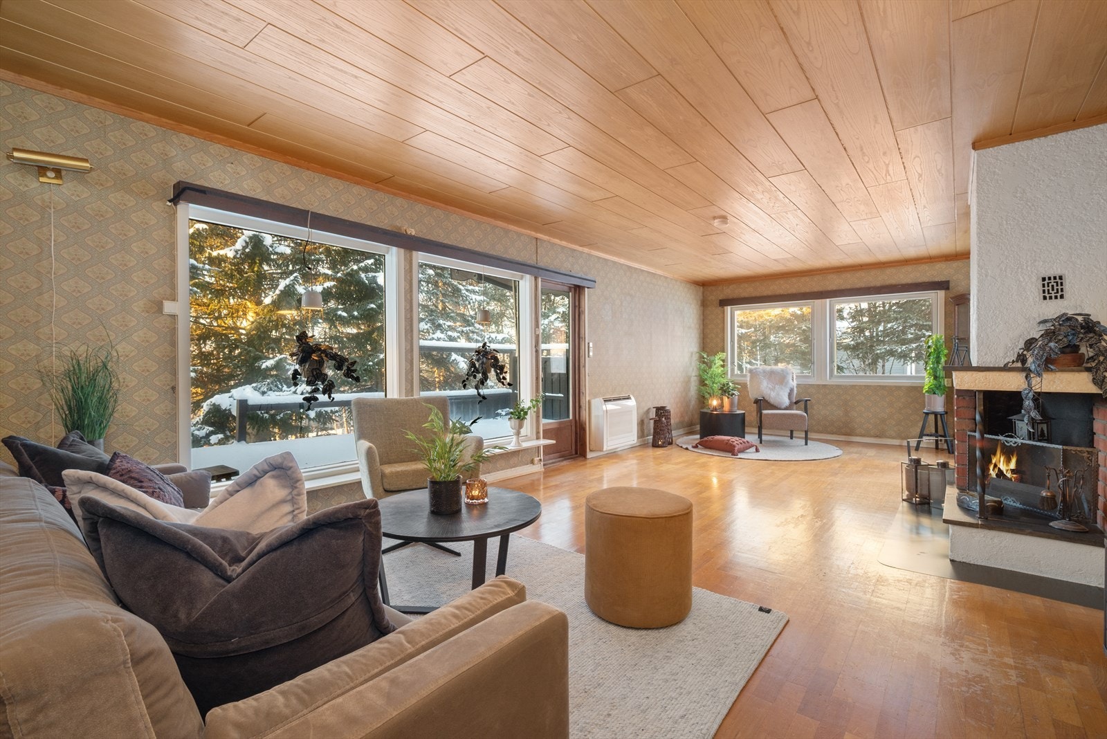 Stue med både vedfyring og varmepumpe. Galleribilde