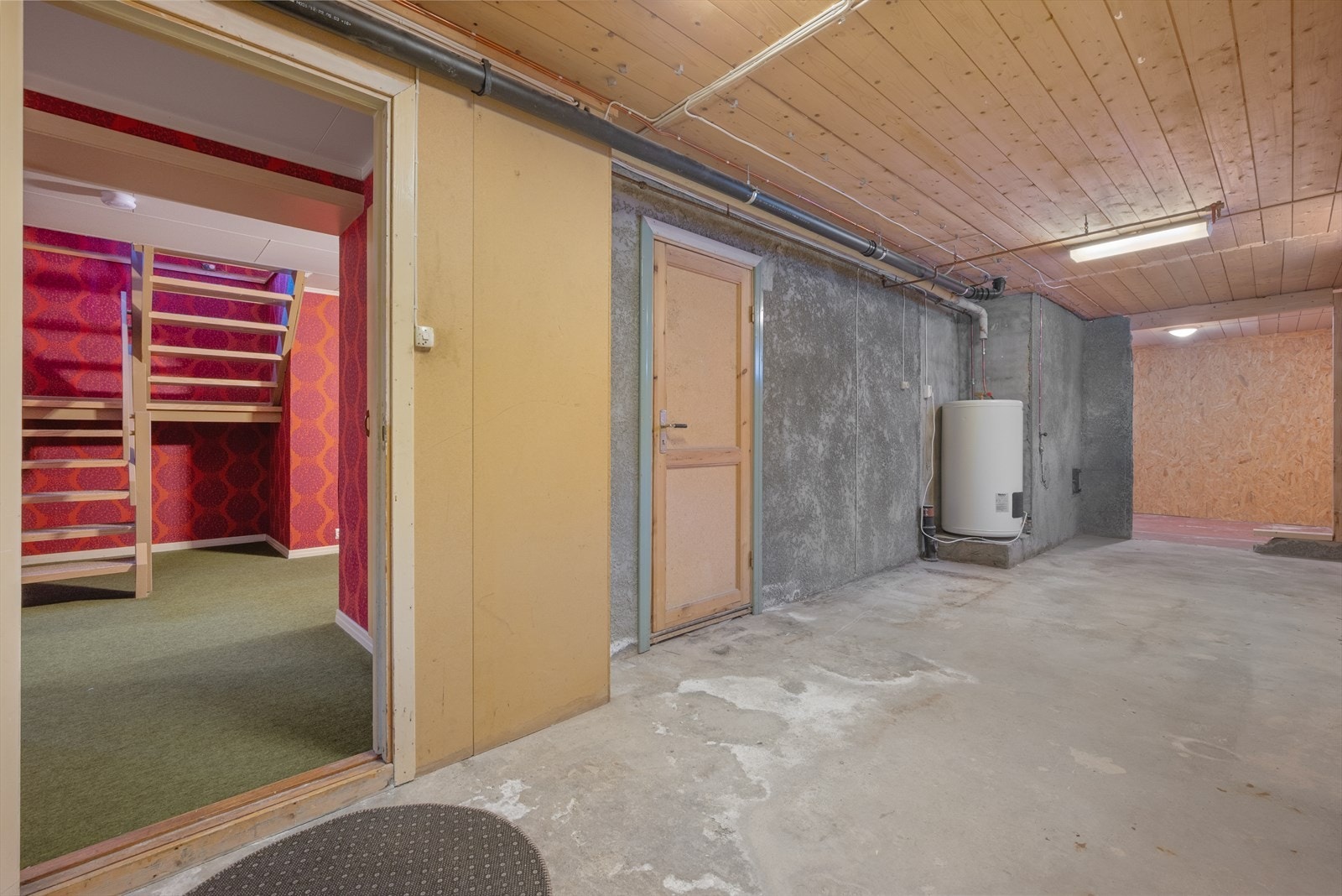 En av flere boder i kjeller. Galleribilde